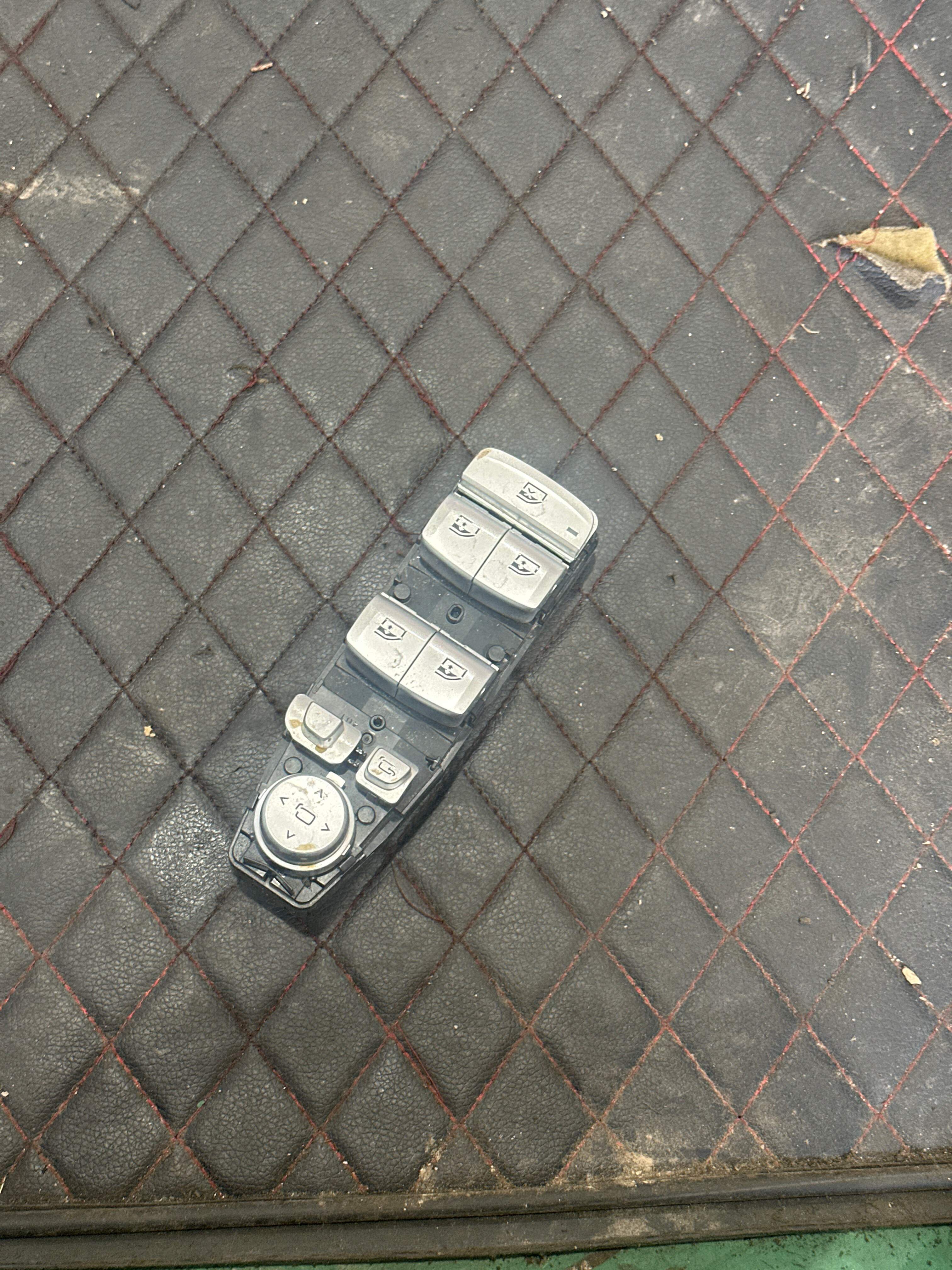 61316847099 前门玻璃升降开关(左)