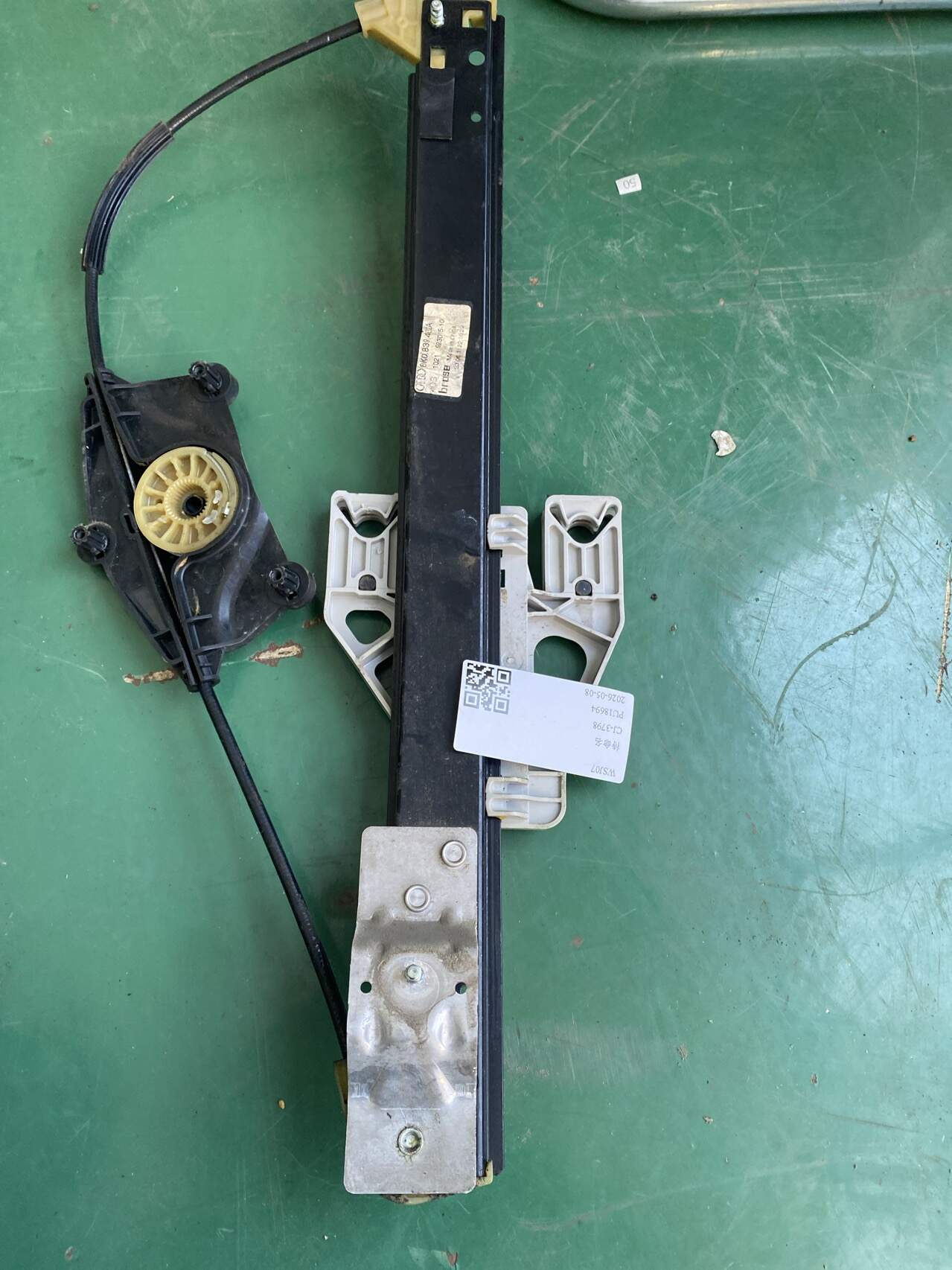 L8K0839462A 后门玻璃升降支架（右）