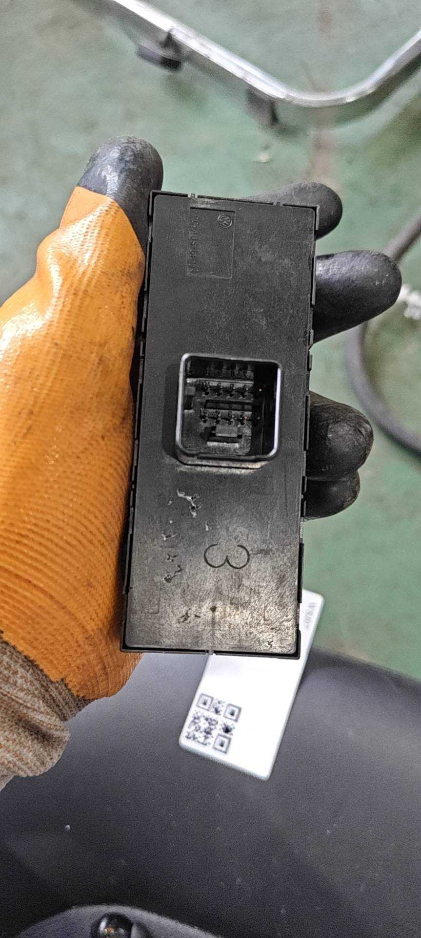 7N0959857 前门玻璃升降开关（左）
