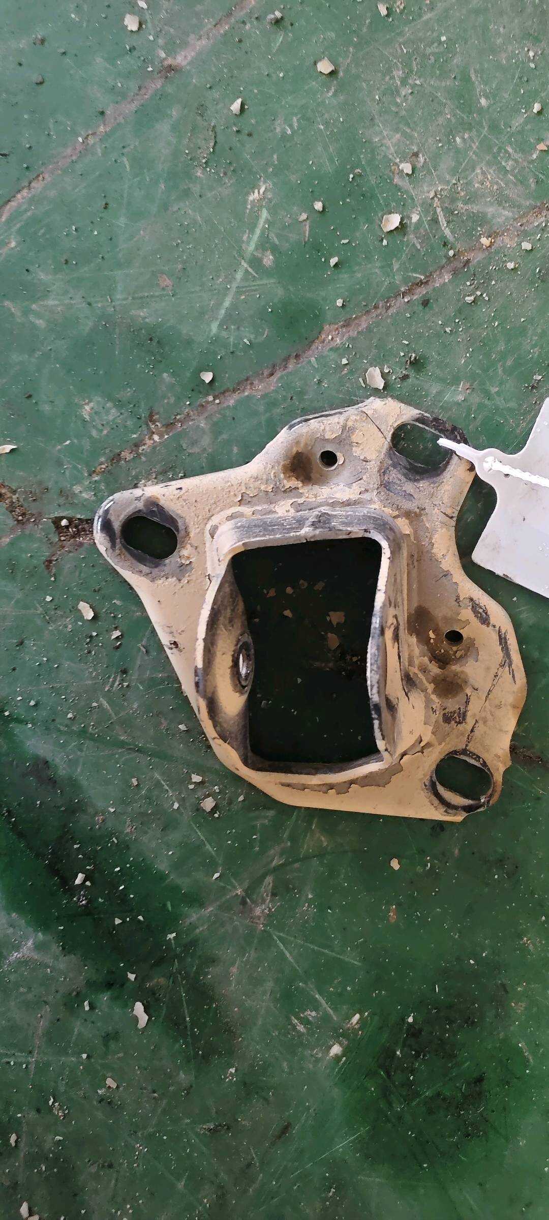 33326896992 Rear Axle Bracket, Right
