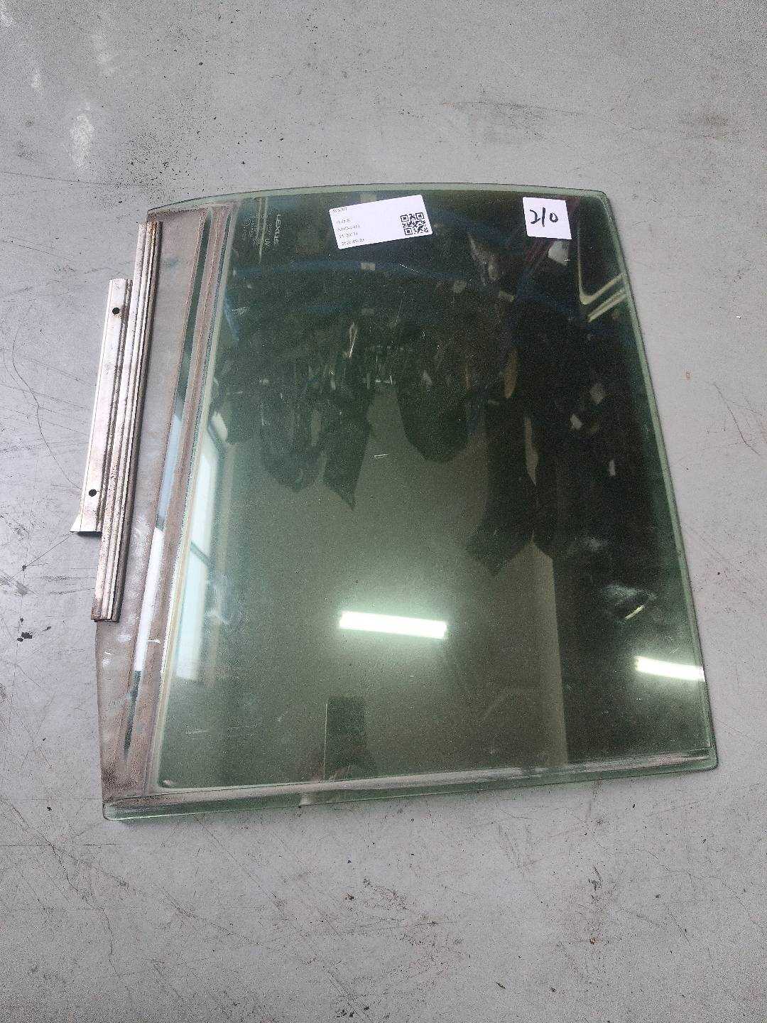 6811376010 后门玻璃（右）