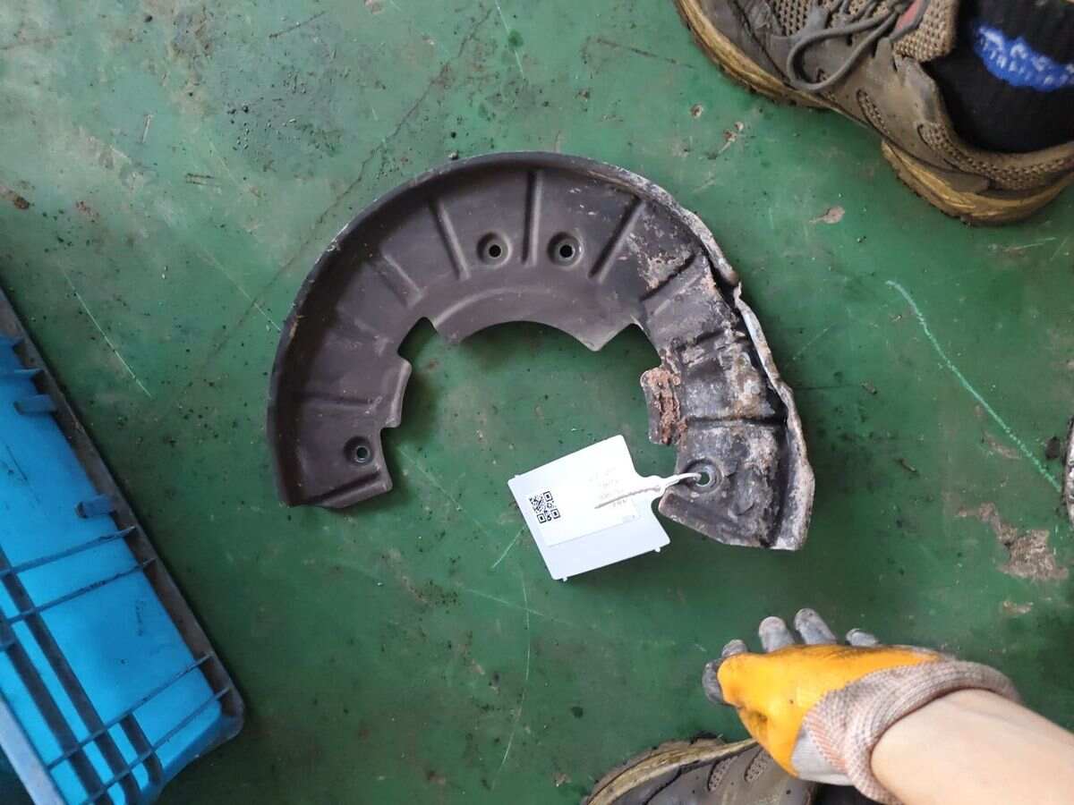 7L0615311B 前制动器挡板(右)