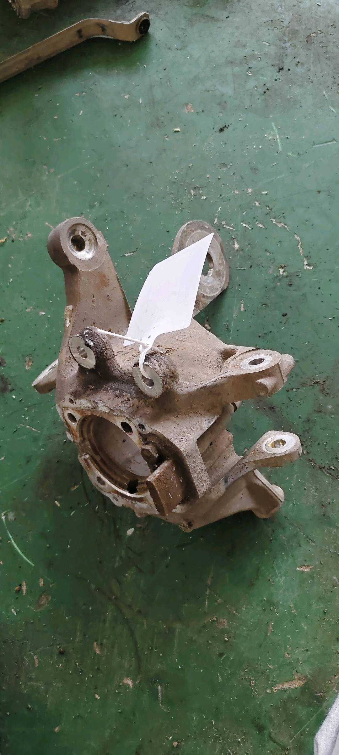 33326796510 后转向节(右)