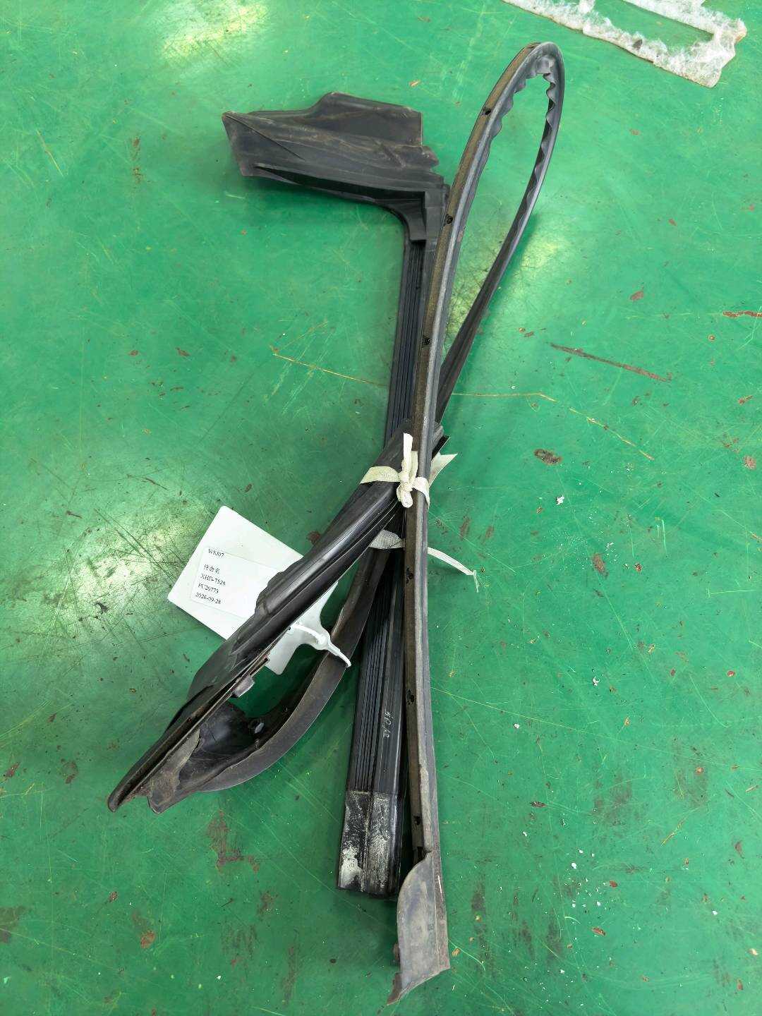 51357275320 后门玻璃压条（右内）