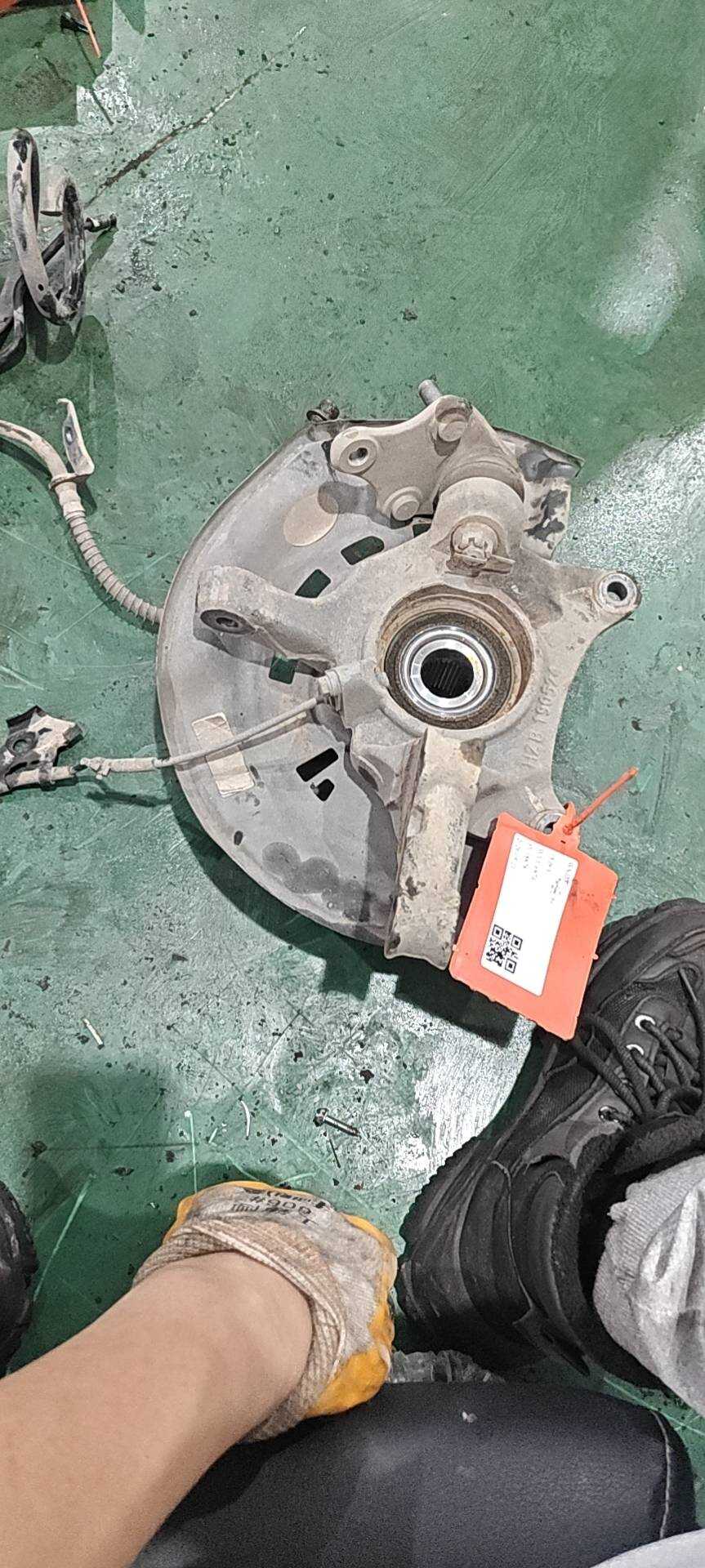MEF2304102 右前转向节