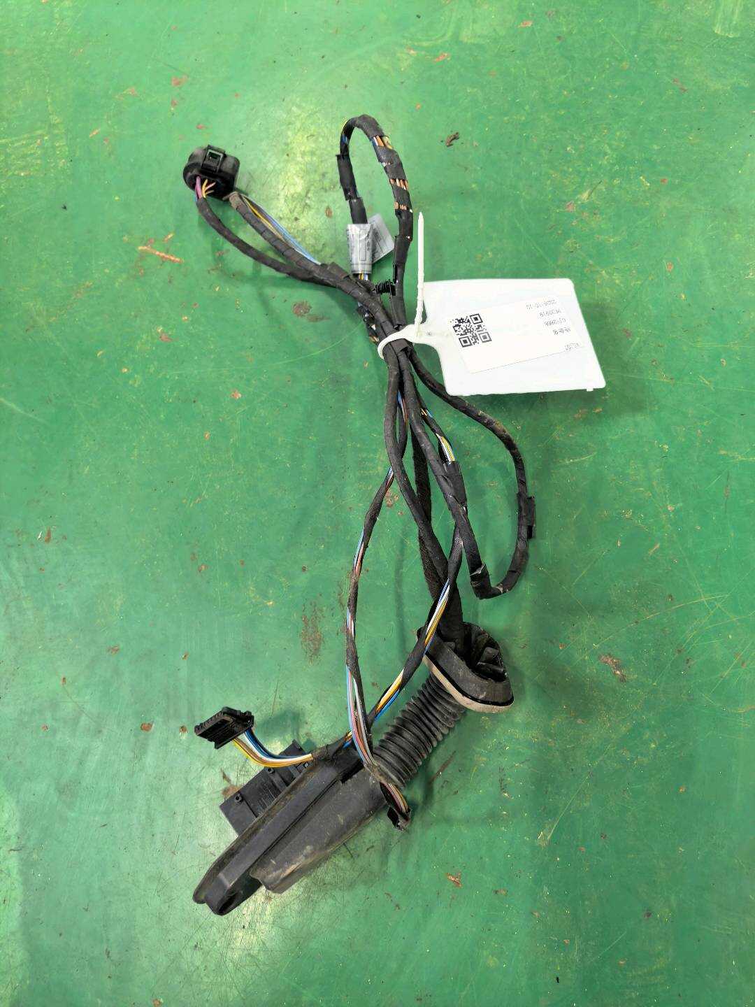 61129187898 后门线束(右)