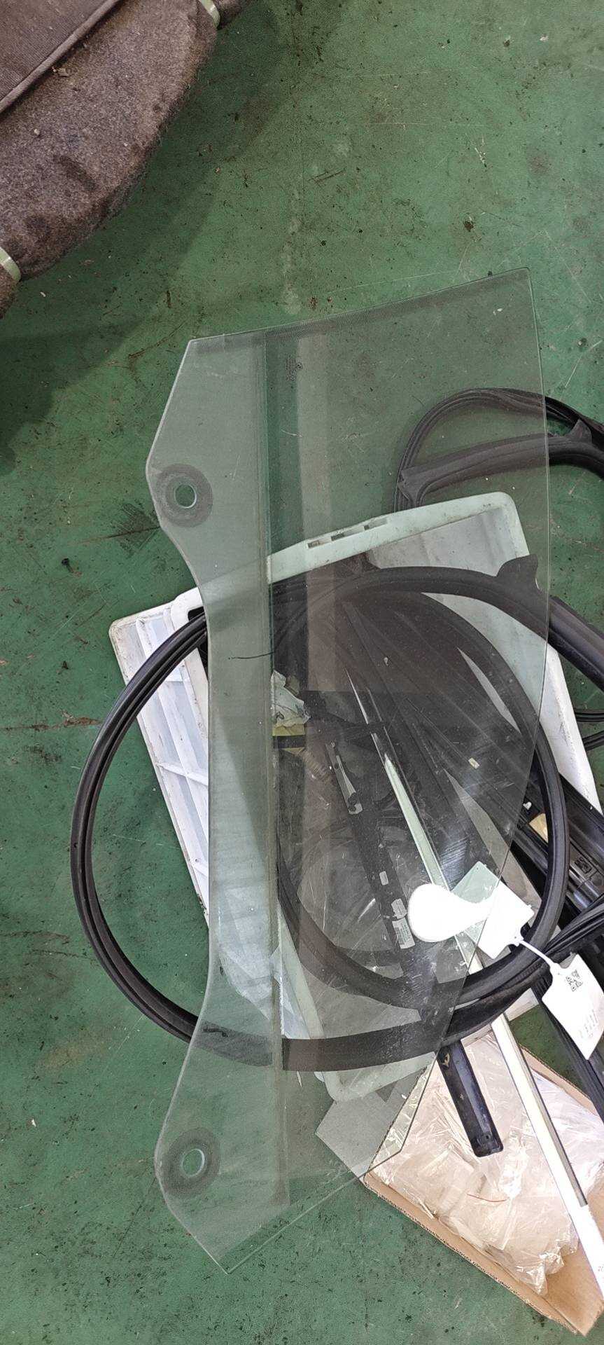 51337224055 前门玻璃(左)