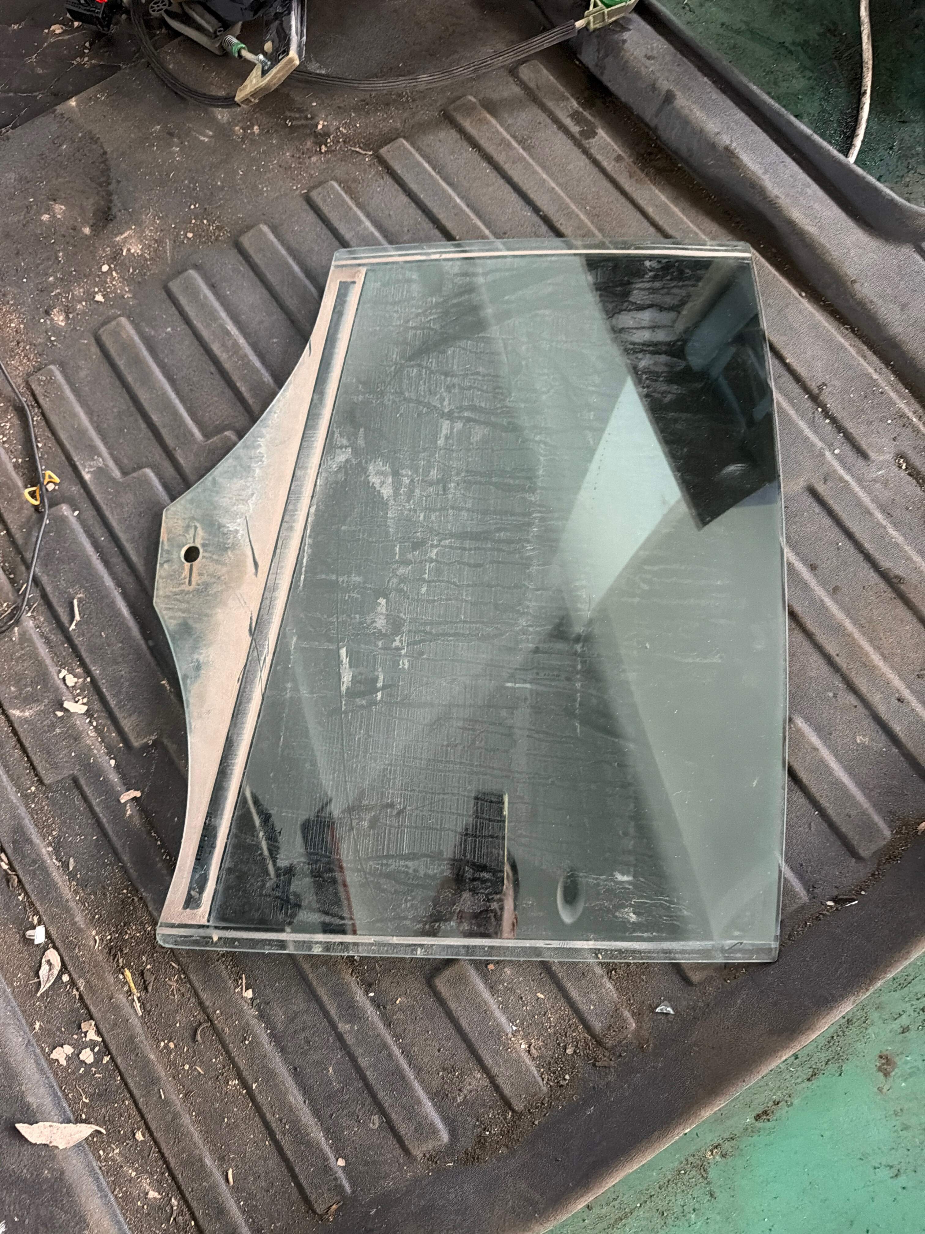 51357381696 后门玻璃（右）