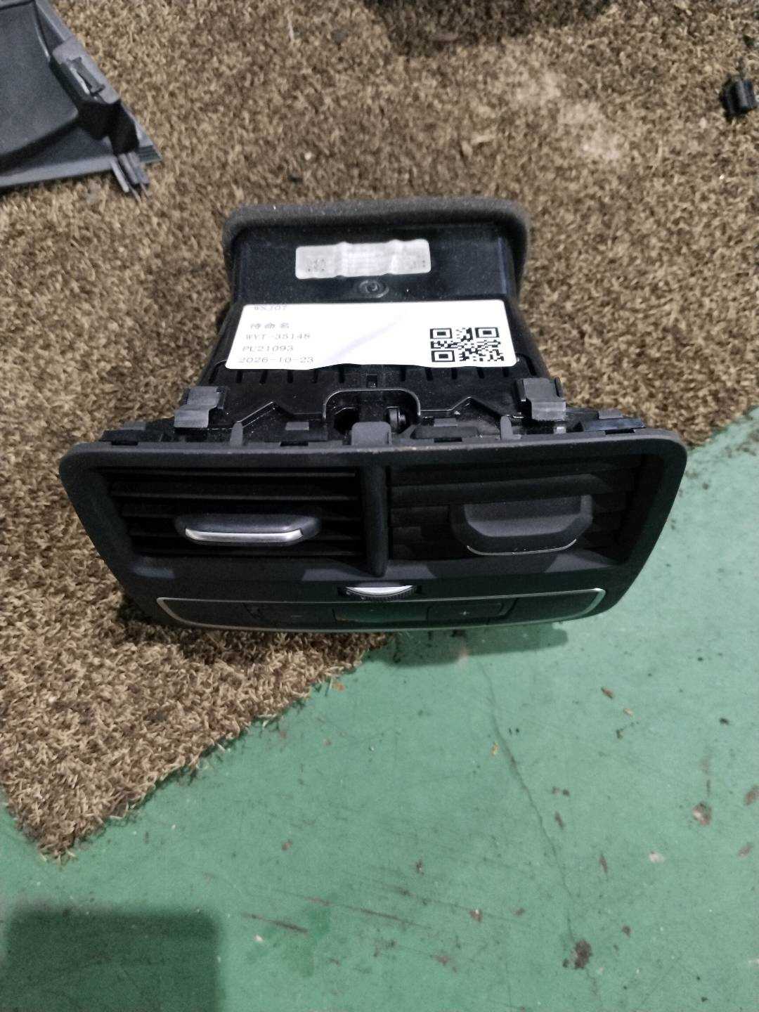 8WD819203 Center Console Vent, Rear
