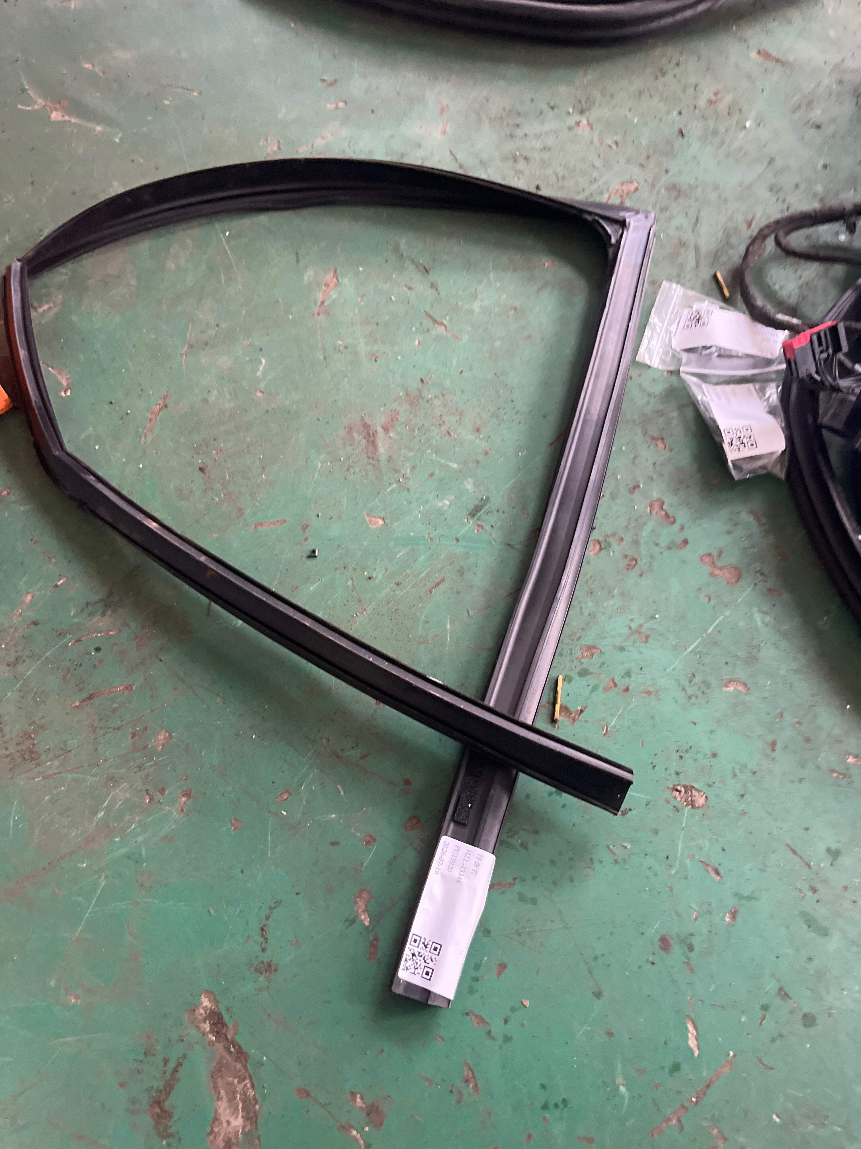 LR040927 Rear Door Window Felt Channel, Left