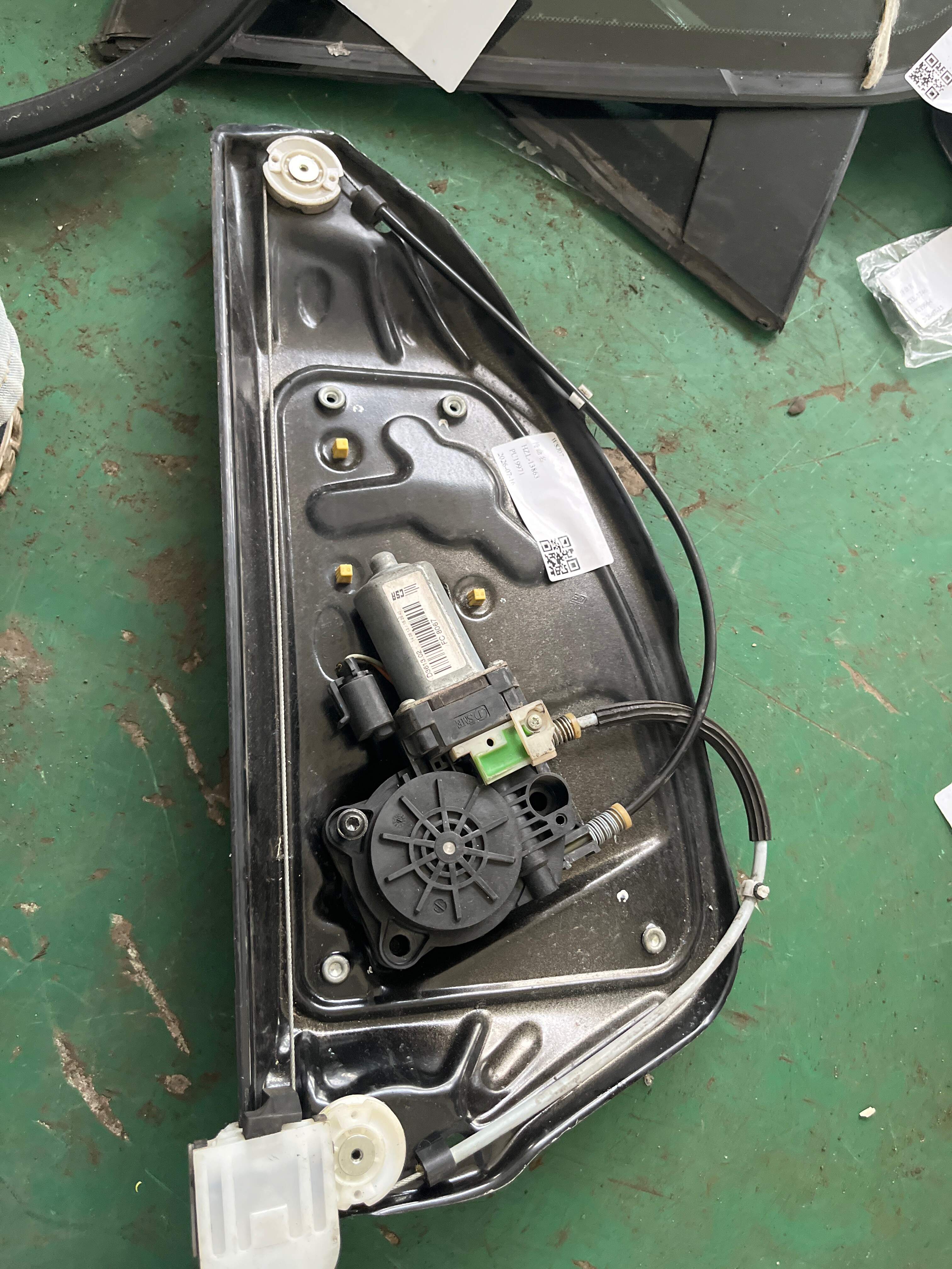 LR032028 Rear Door Window Regulator Assembly, Right