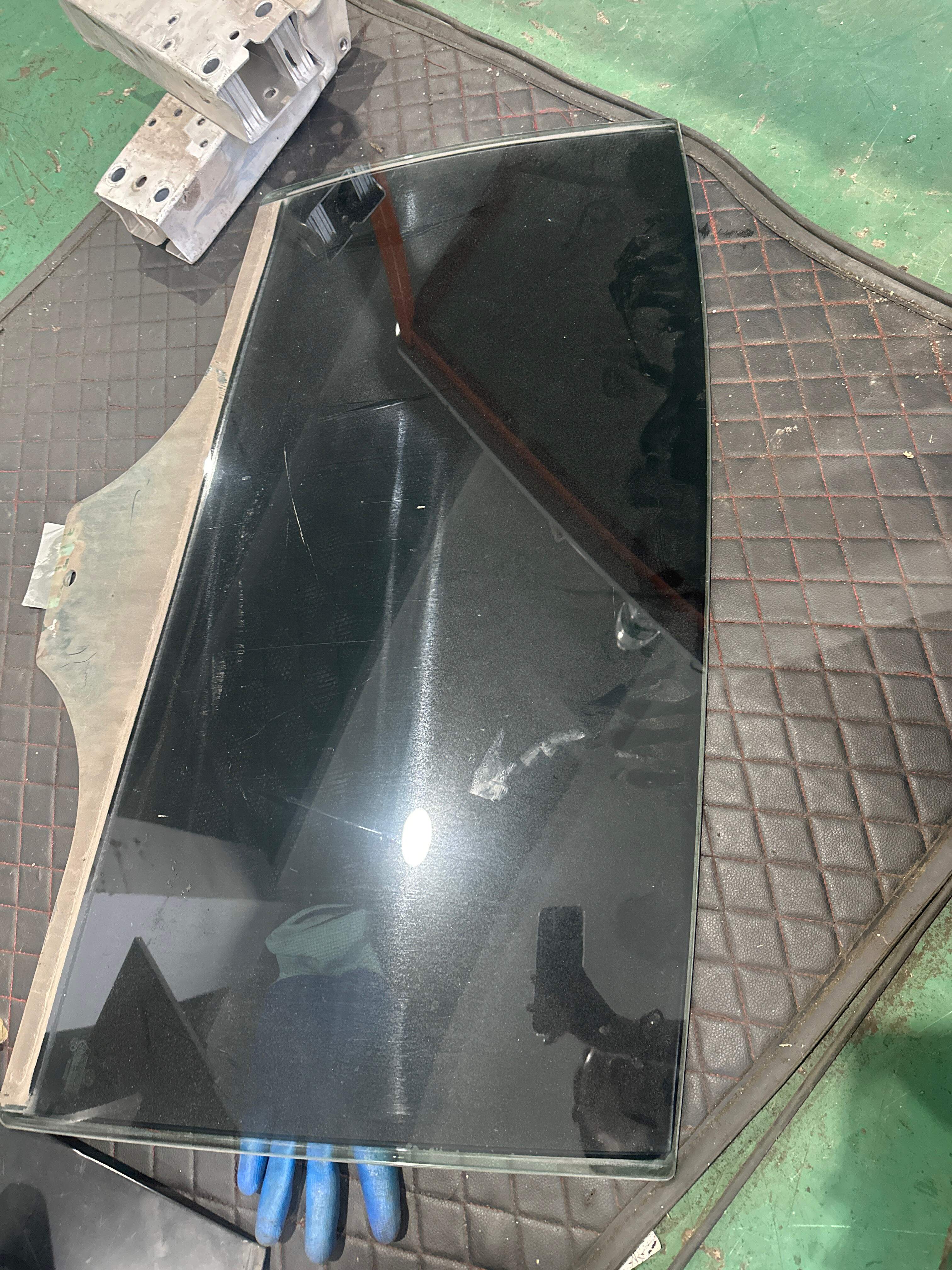 51357182094 后门玻璃(右)