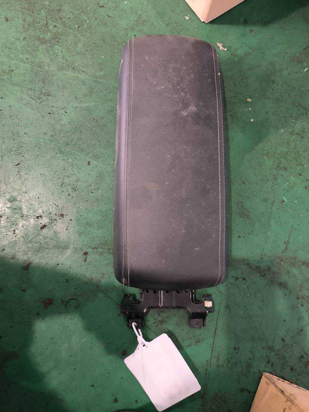 84660B3000RYN 中央控制台扶手