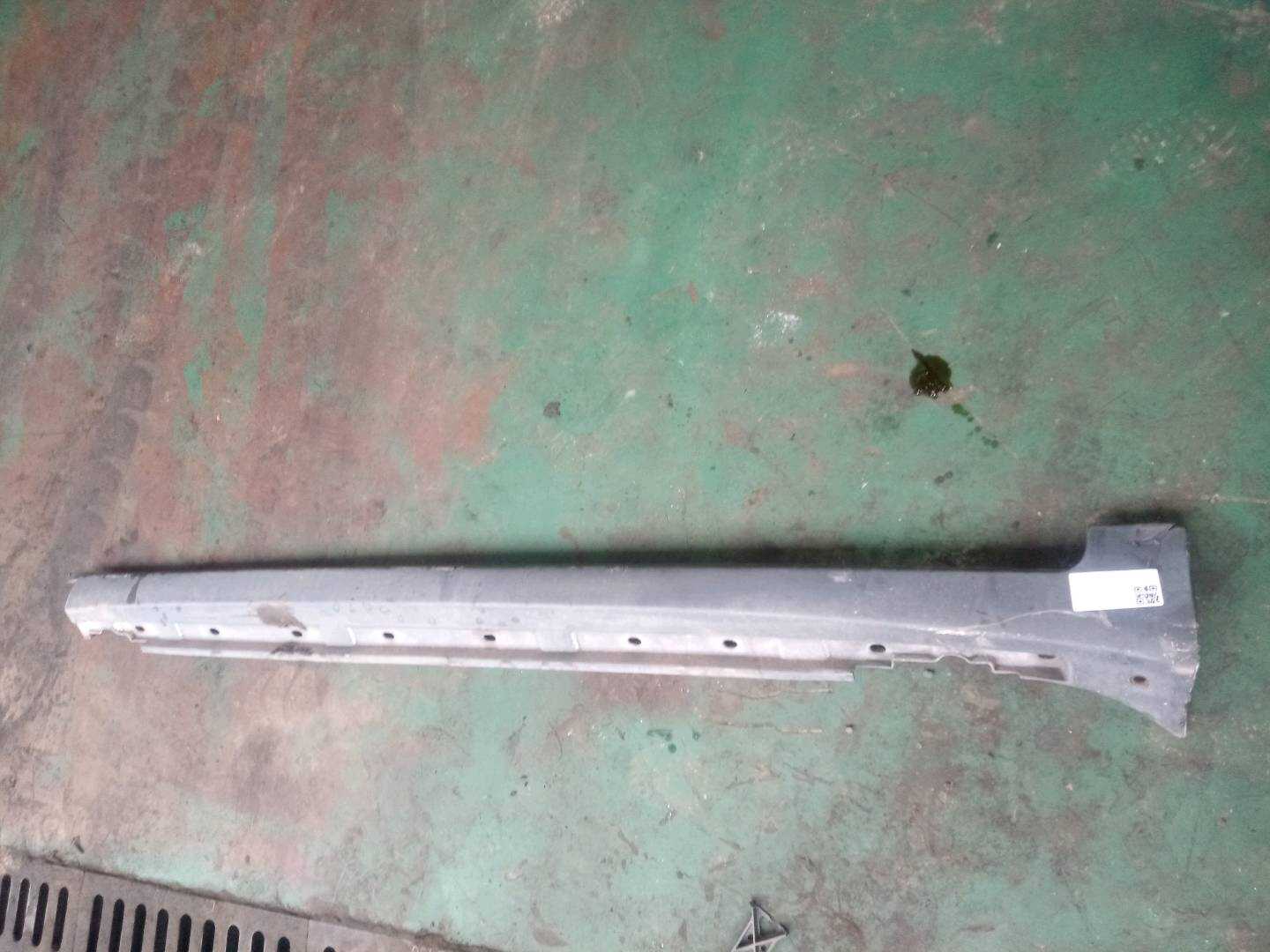 8E0853860 Rocker Panel, Right