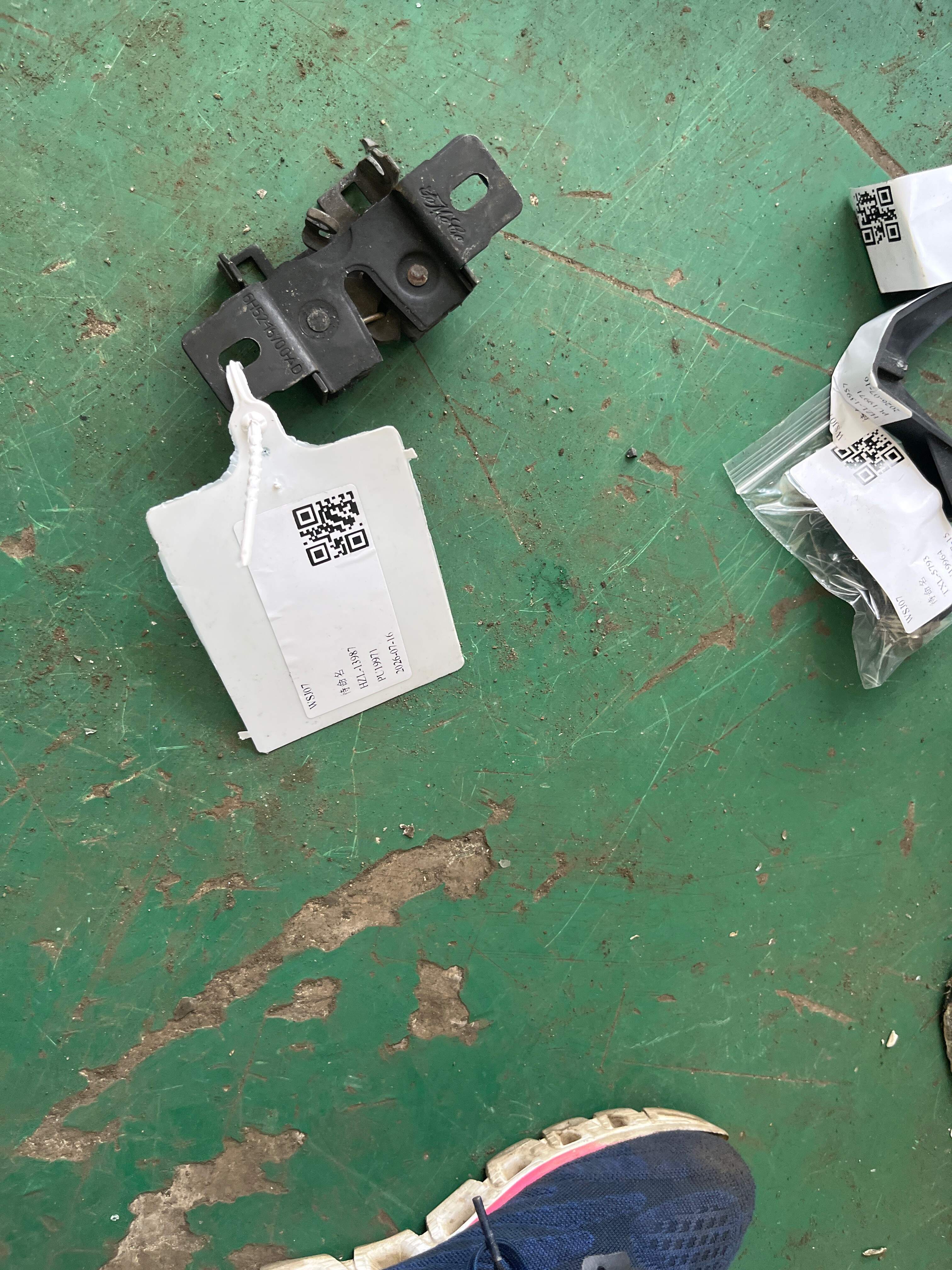 LR007600 Front Hood Lock, Right