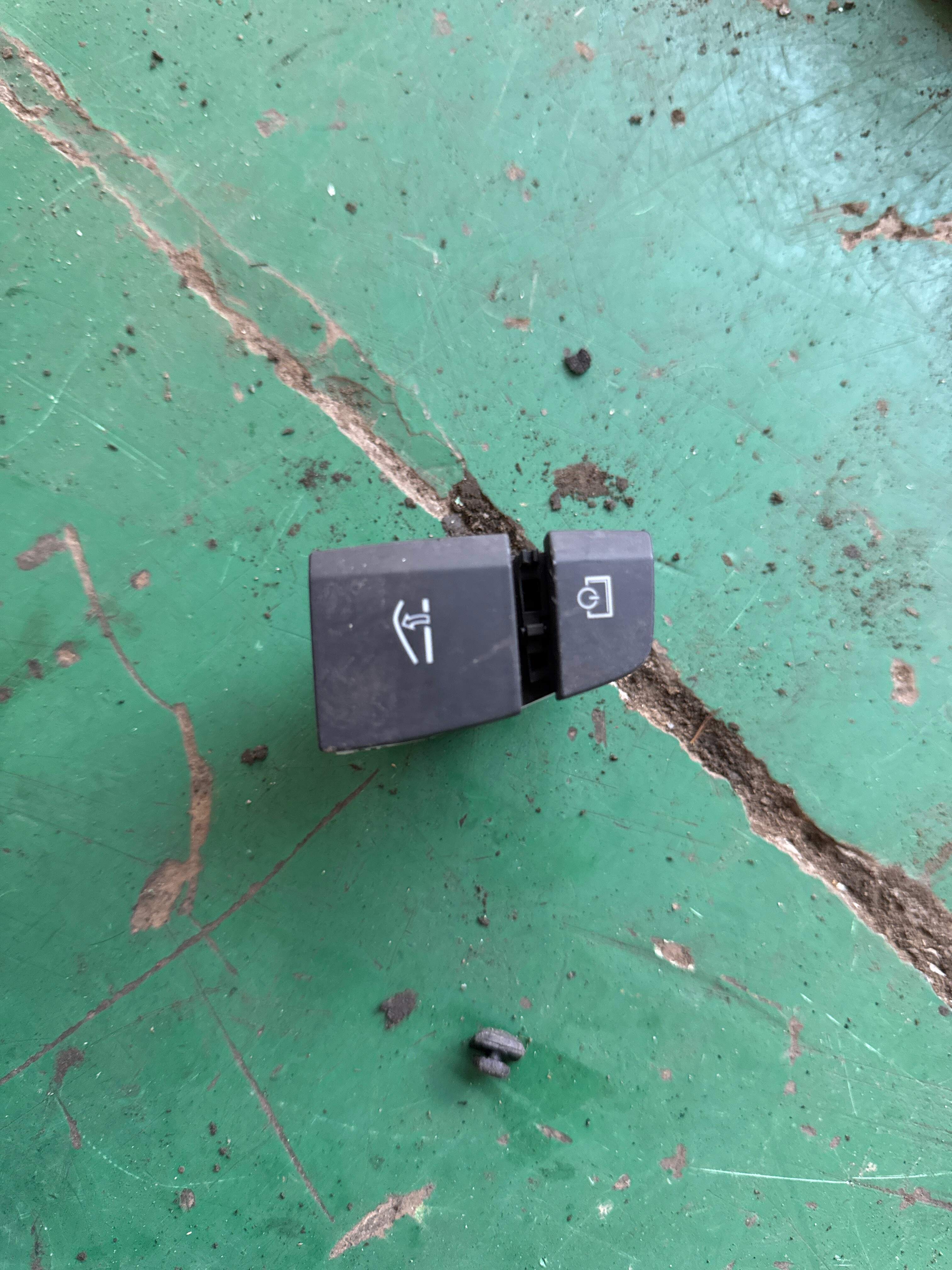 4L1927227 Glove Box Switch