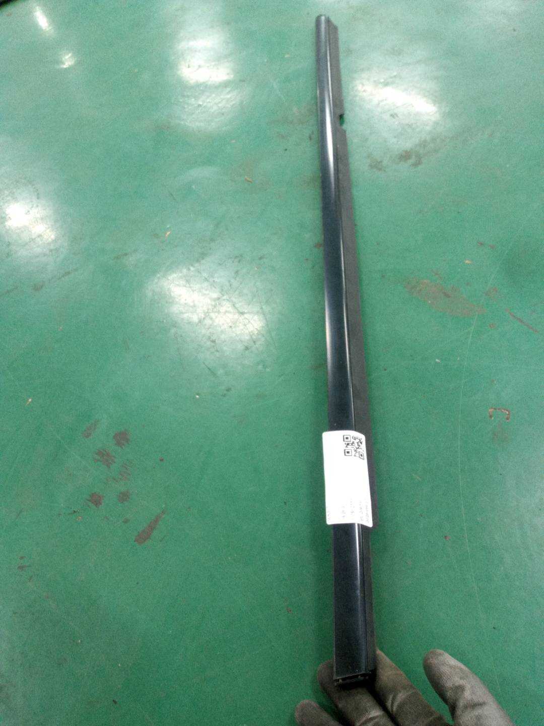 A1646905680 后门玻璃压条(右外)