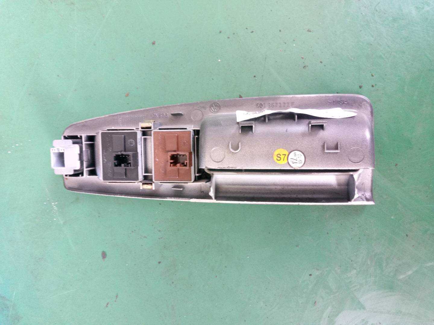 6Q095985801C 前门玻璃升降开关（左）