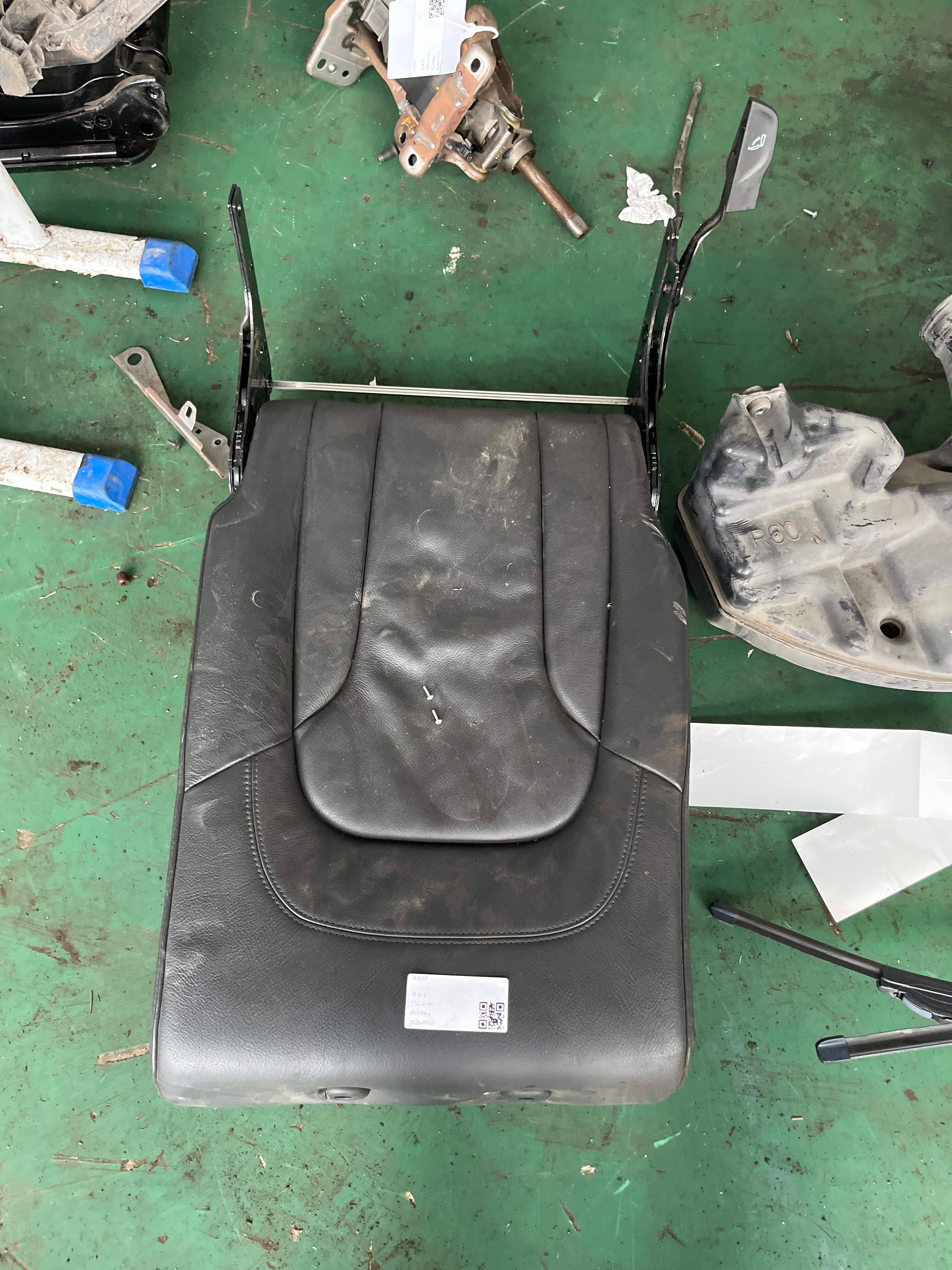 L8RD885776D 后座椅靠背软垫（右）
