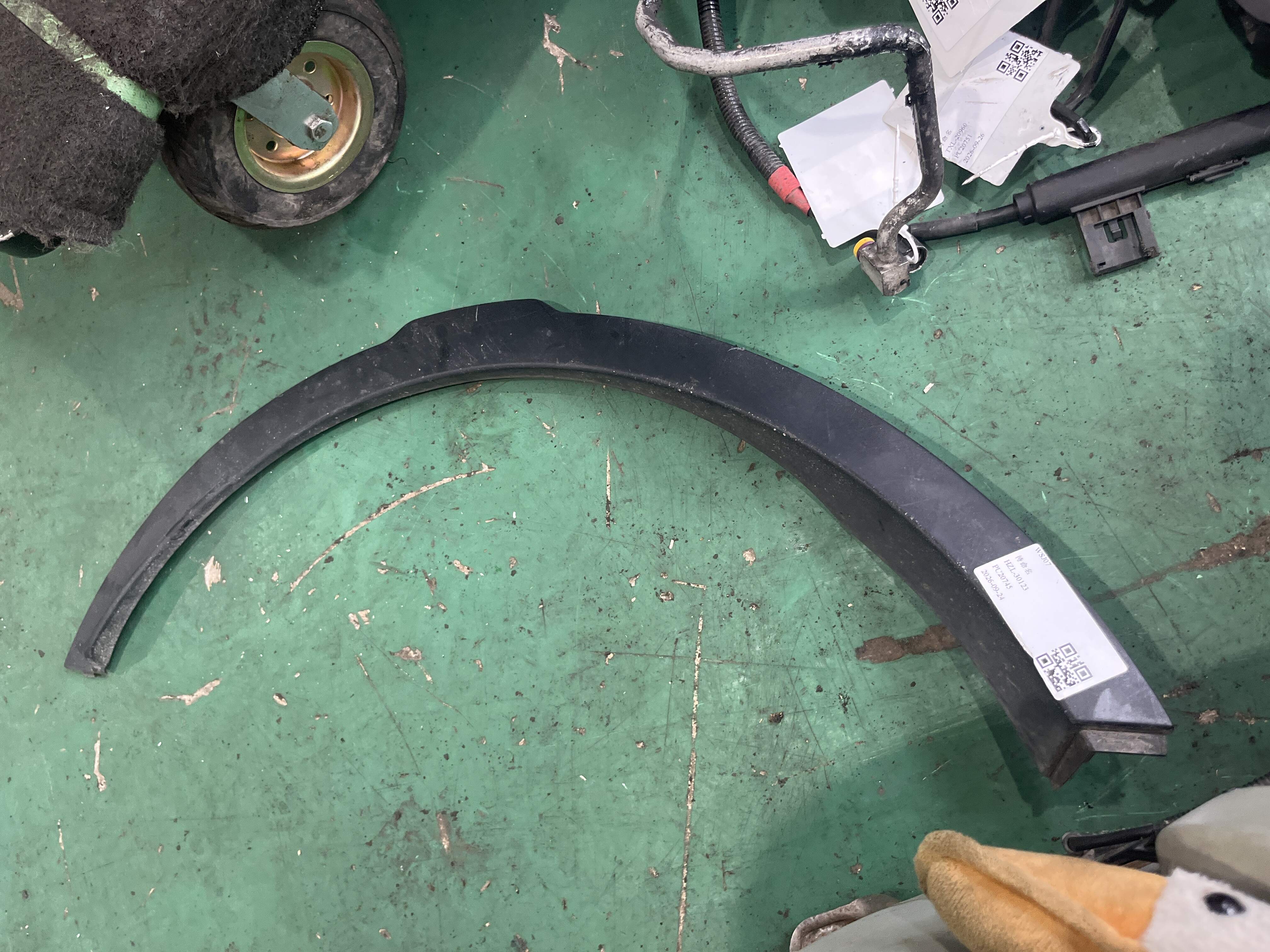 LR035114 Rear Wheel Arch Molding, Right
