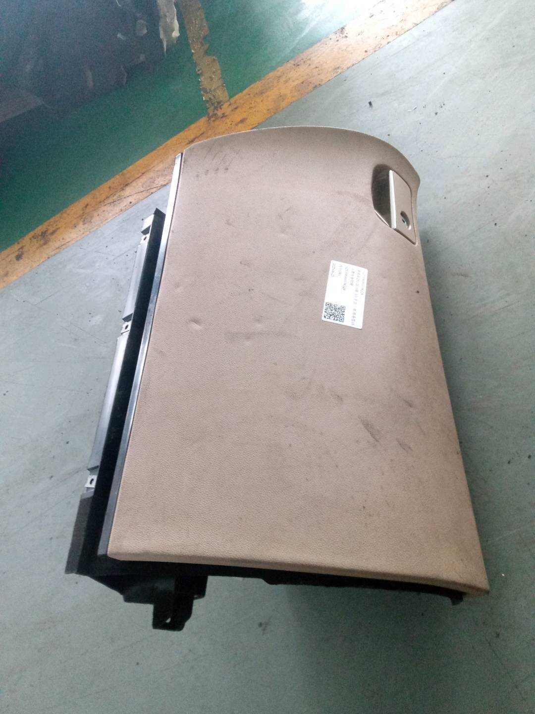 A25168066008Q28 仪表台杂物箱