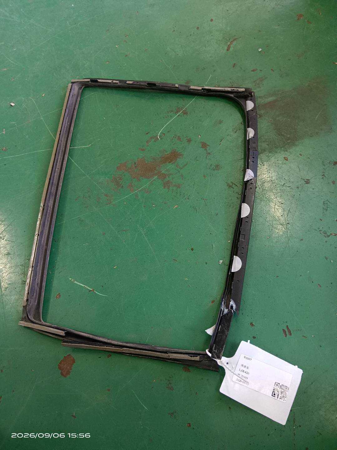 97053629600 后门玻璃绒槽（右）