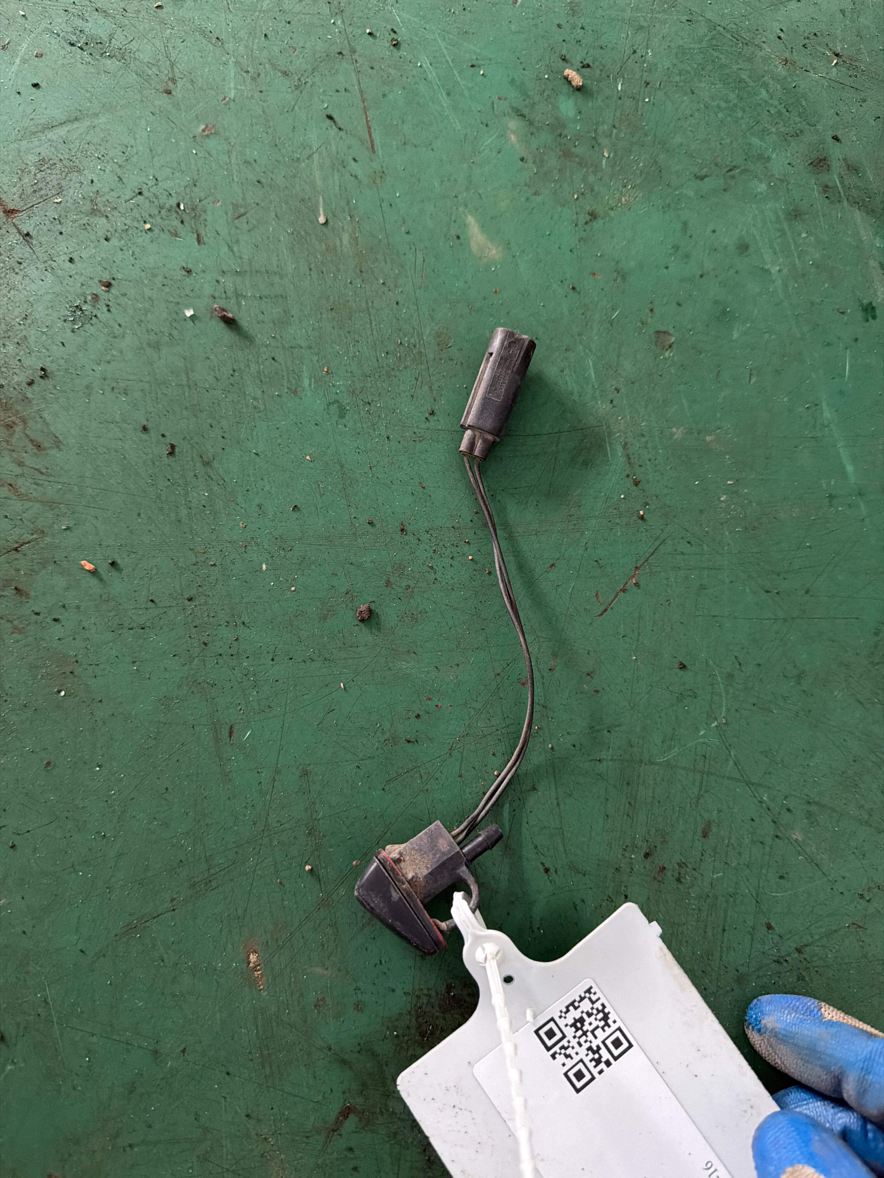 DNJ000153 Front Windshield Washer Nozzle, Left