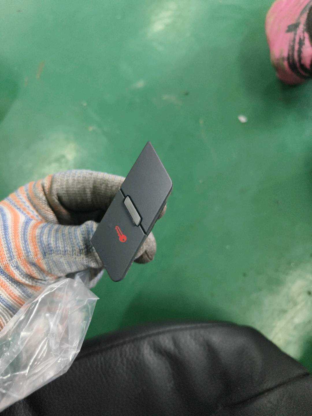 4F0962108 前门锁止开关(右)