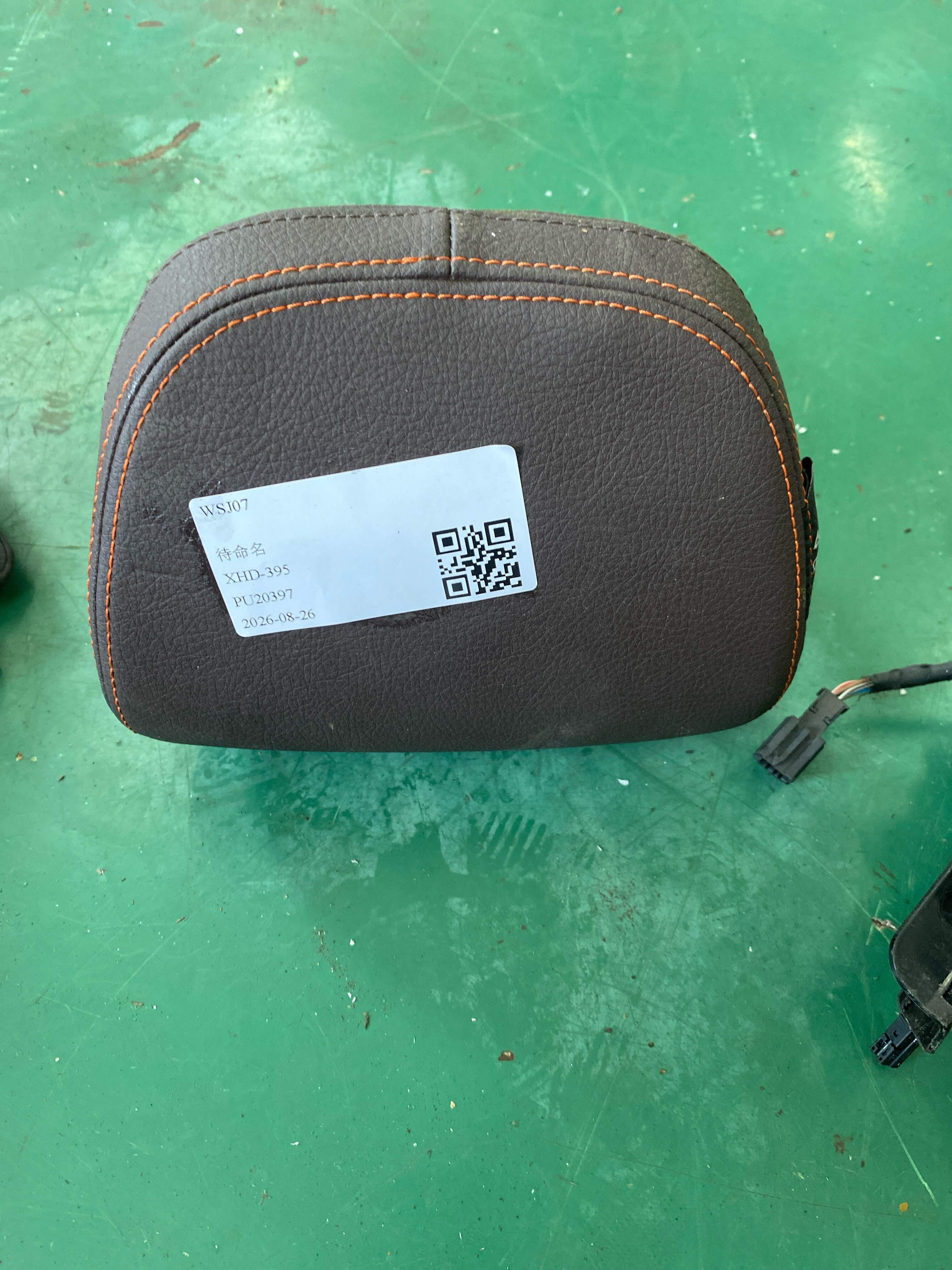 52209873211 后座椅头枕(中)