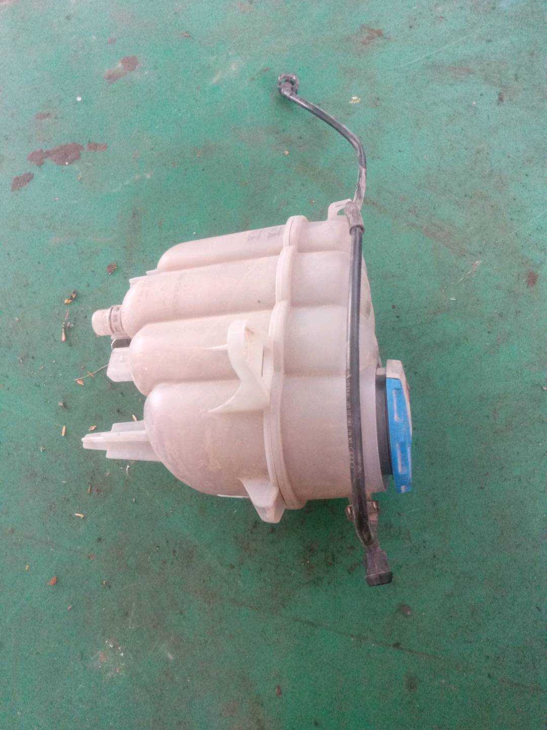 8W0121405E 水箱补水壶