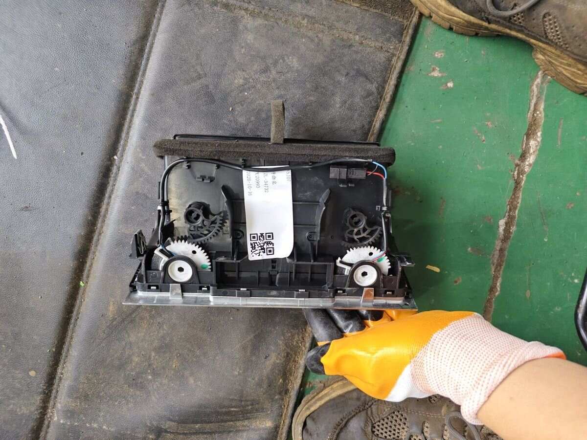 4L0820951P 仪表台中间出风口