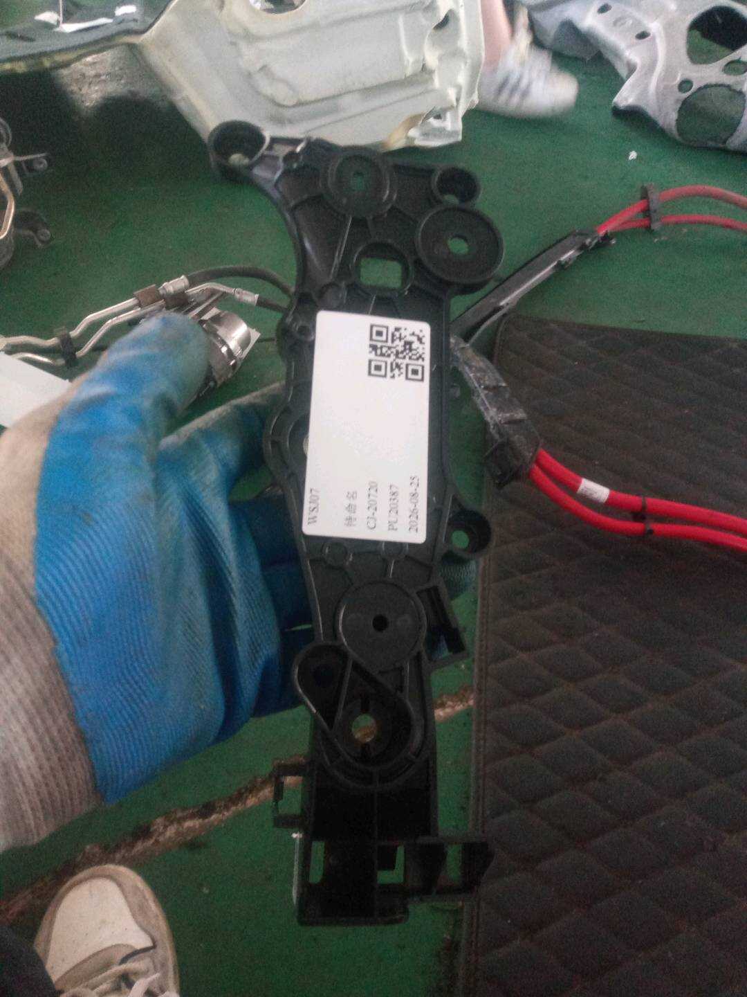 51237343390 前机盖拉线手柄底座