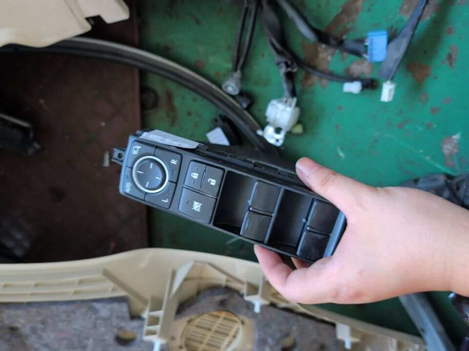 8404048170 前门玻璃升降开关(左)