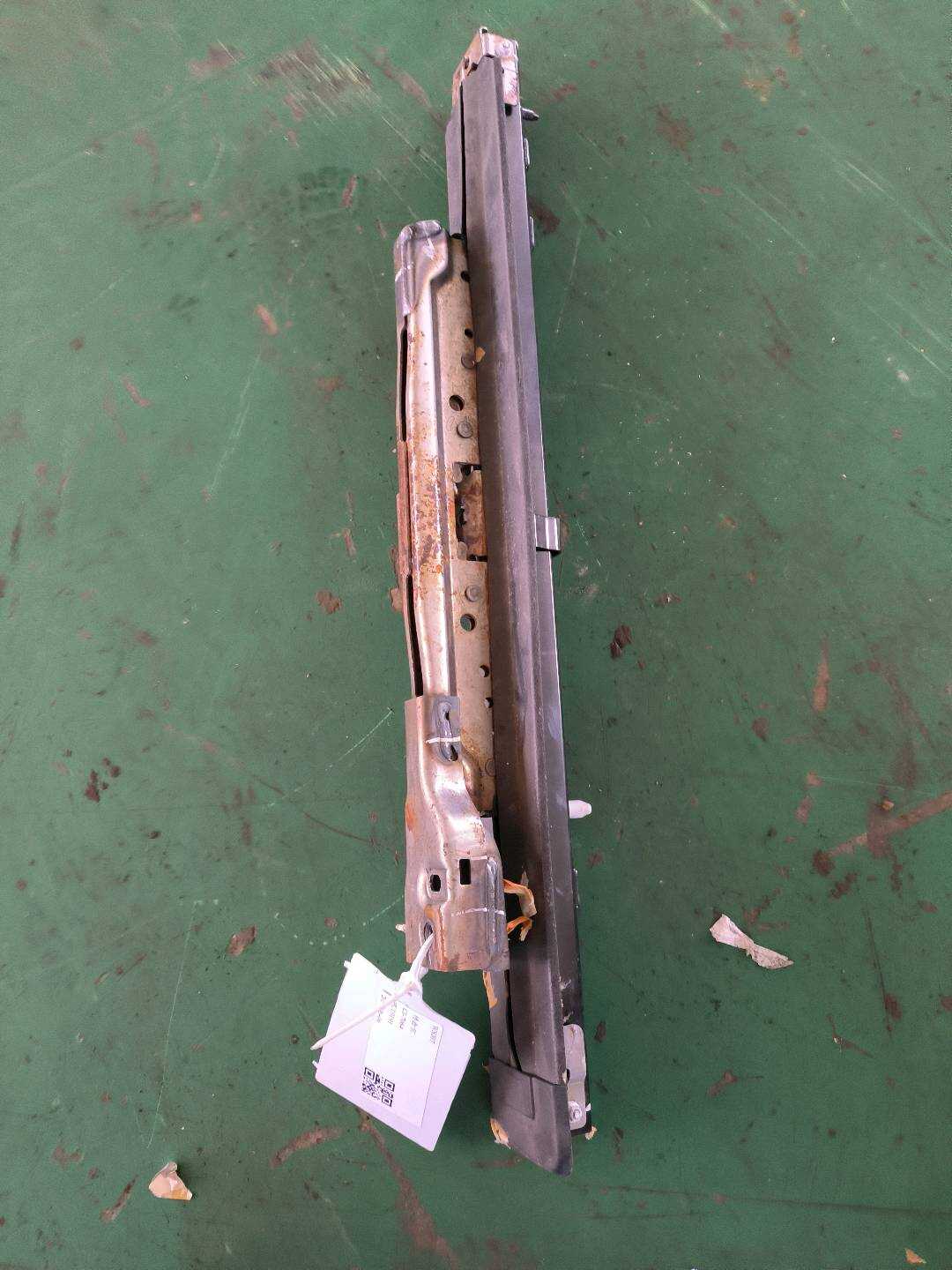 P0055245AC 乘客座左侧手动滑轨