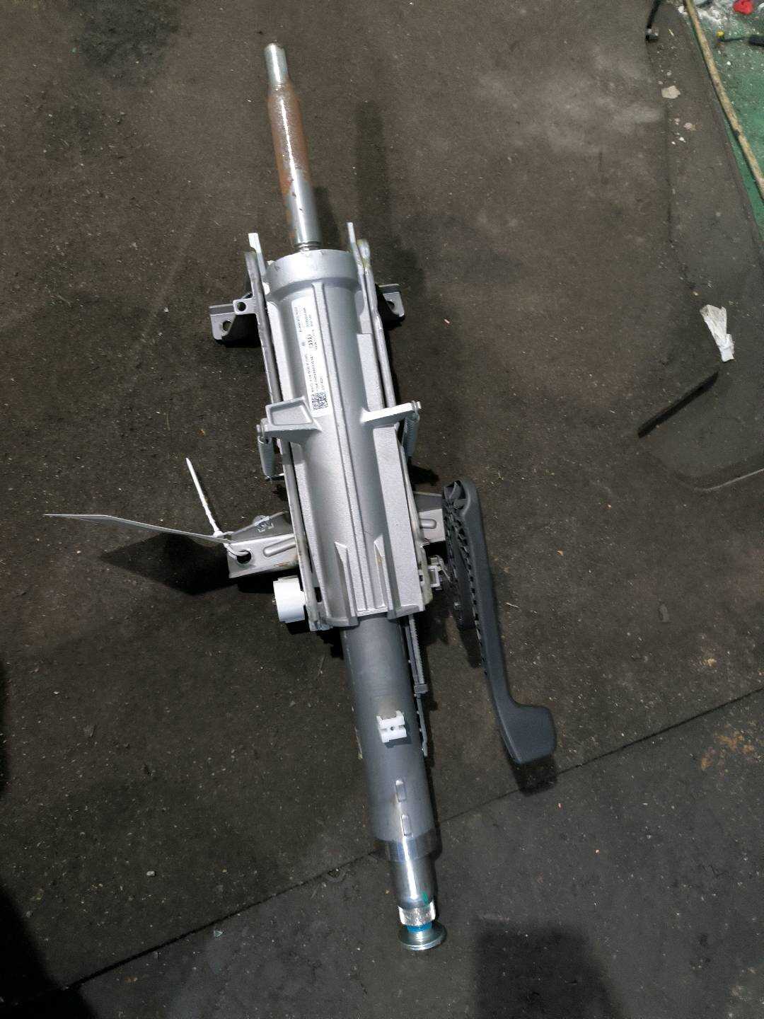 L8WD419506E Steering Column