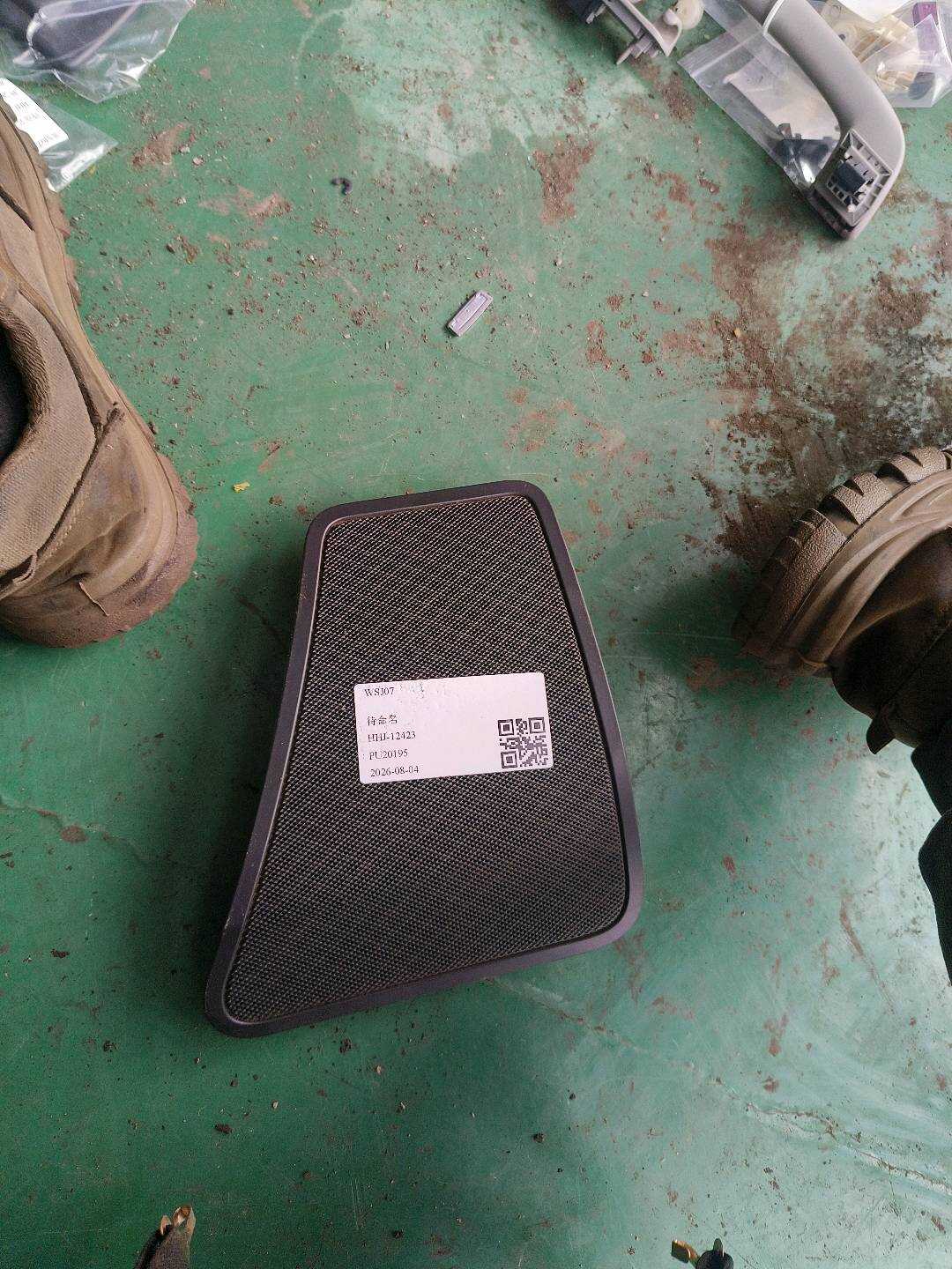 51469179866 后窗台饰板扬声器罩(右)