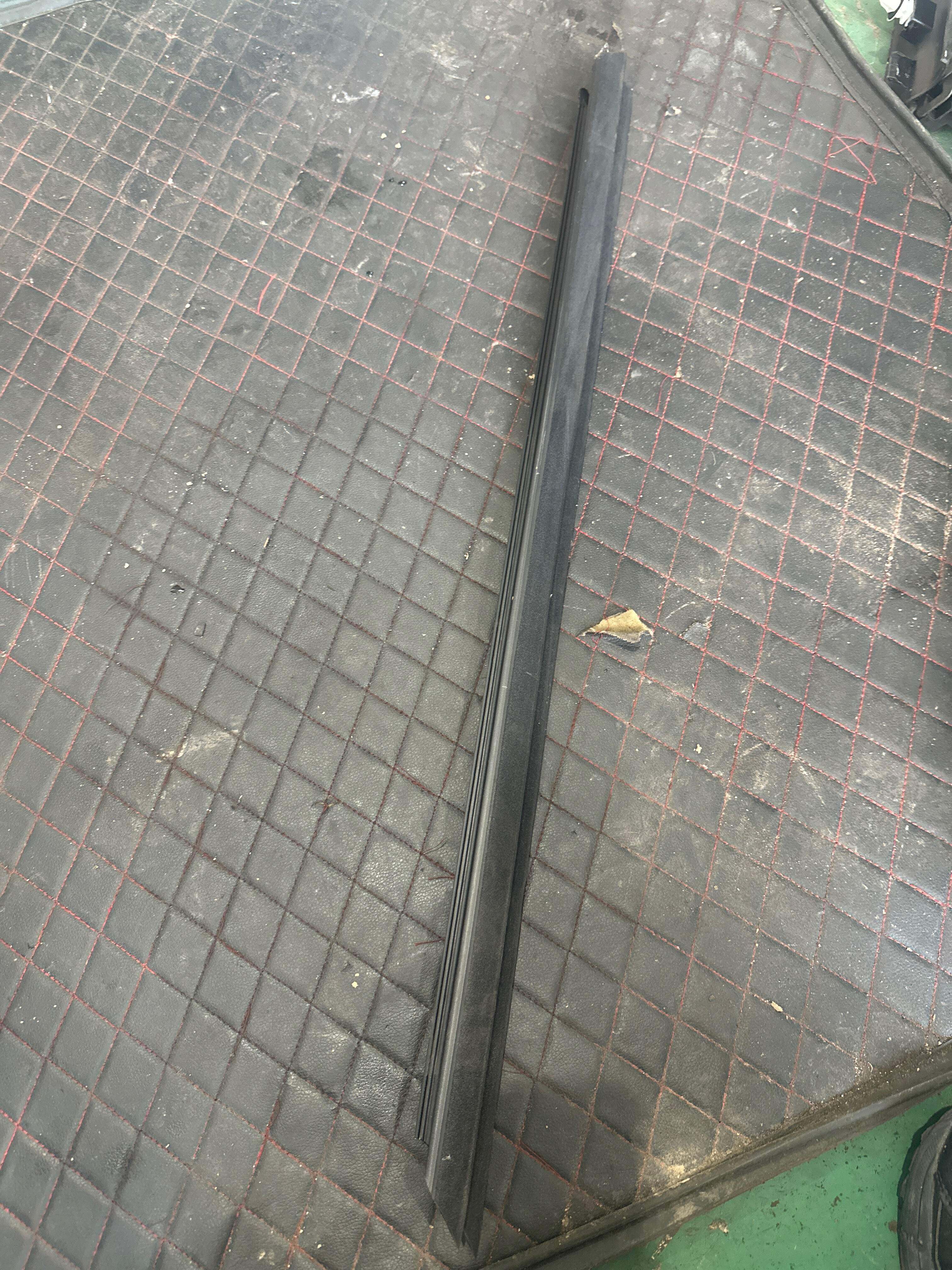 51337393417 前门玻璃压条(左内)