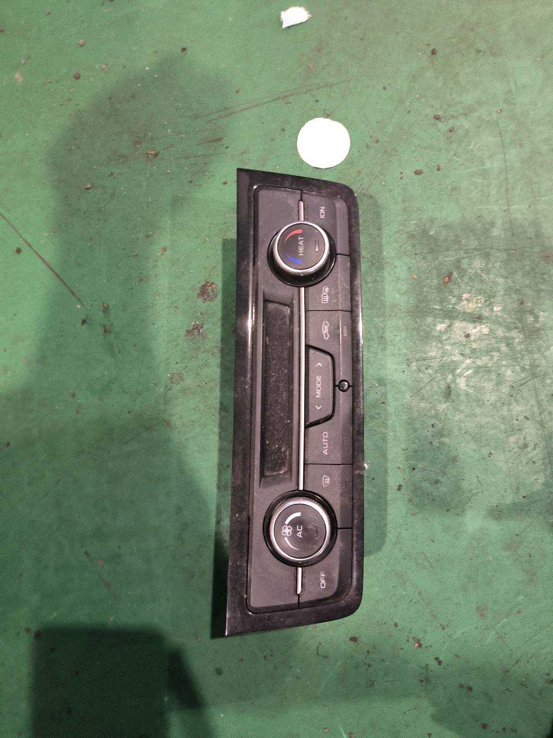8025018900 Center Console Rear A/C Control Panel
