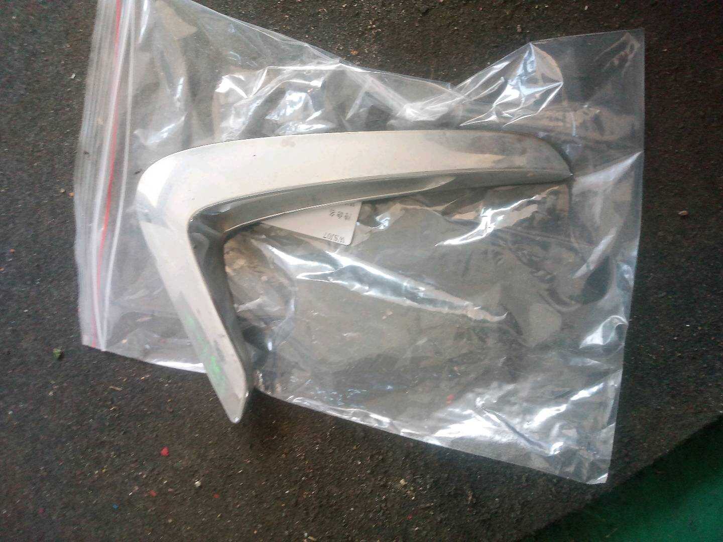 51747294826 前叶子板饰条(右)