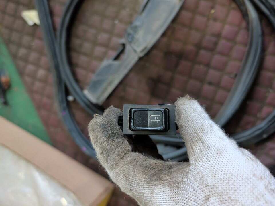 321959621B 后挡风玻璃加热开关