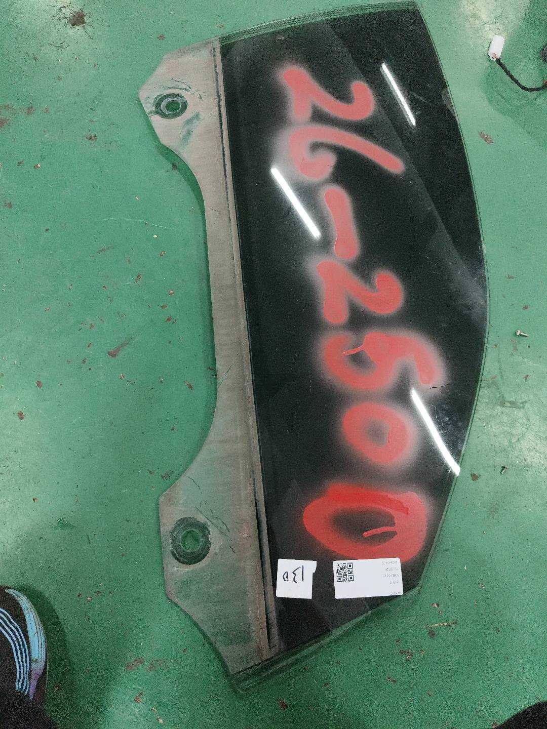 51337268724 前门玻璃(右)