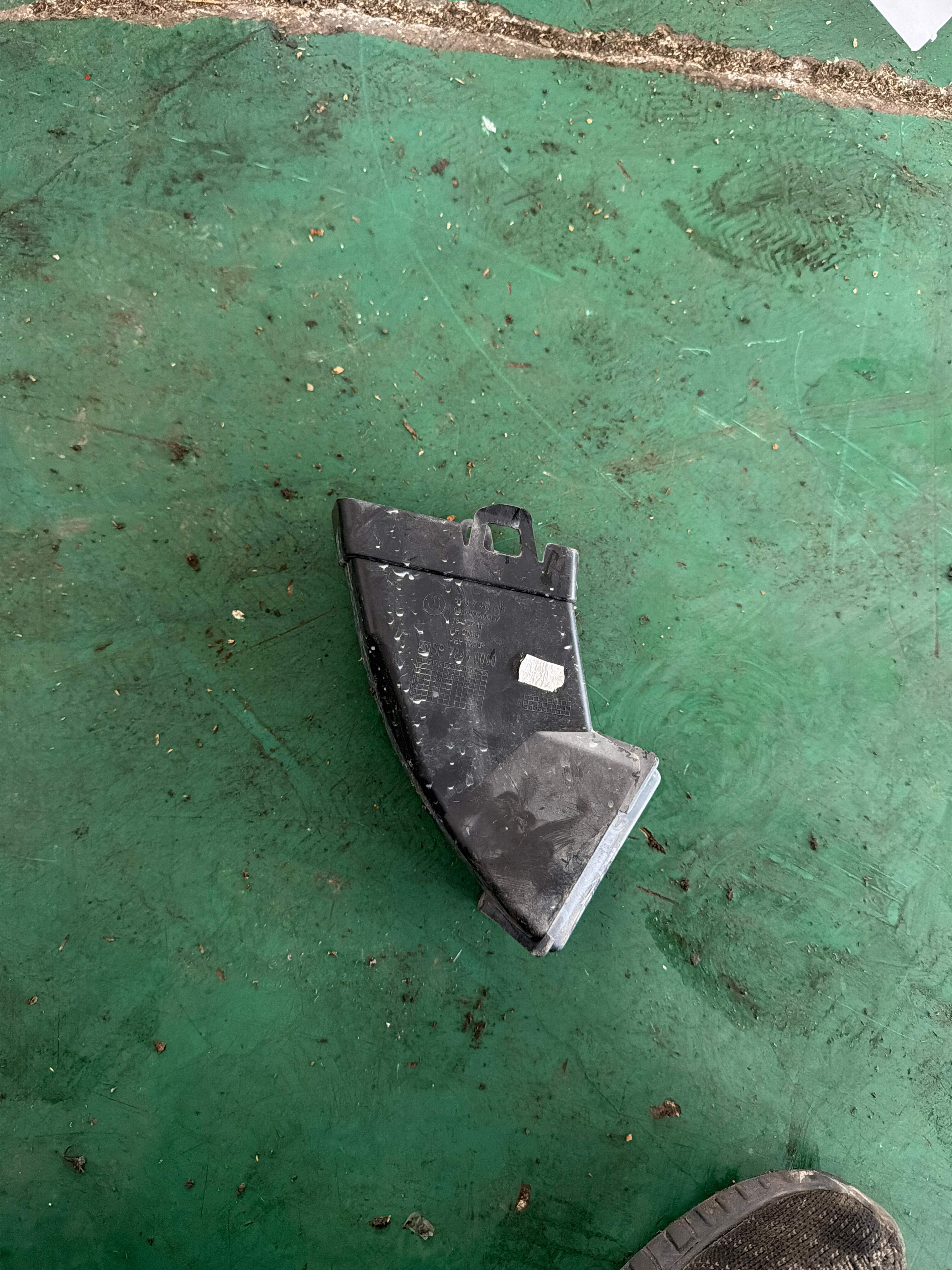 51317411519 前风挡雨水收集器排水管(左)