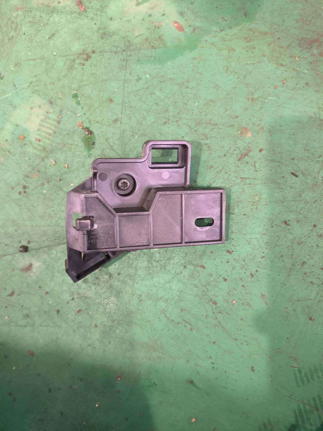 L517823633 前机盖拉线手柄底座