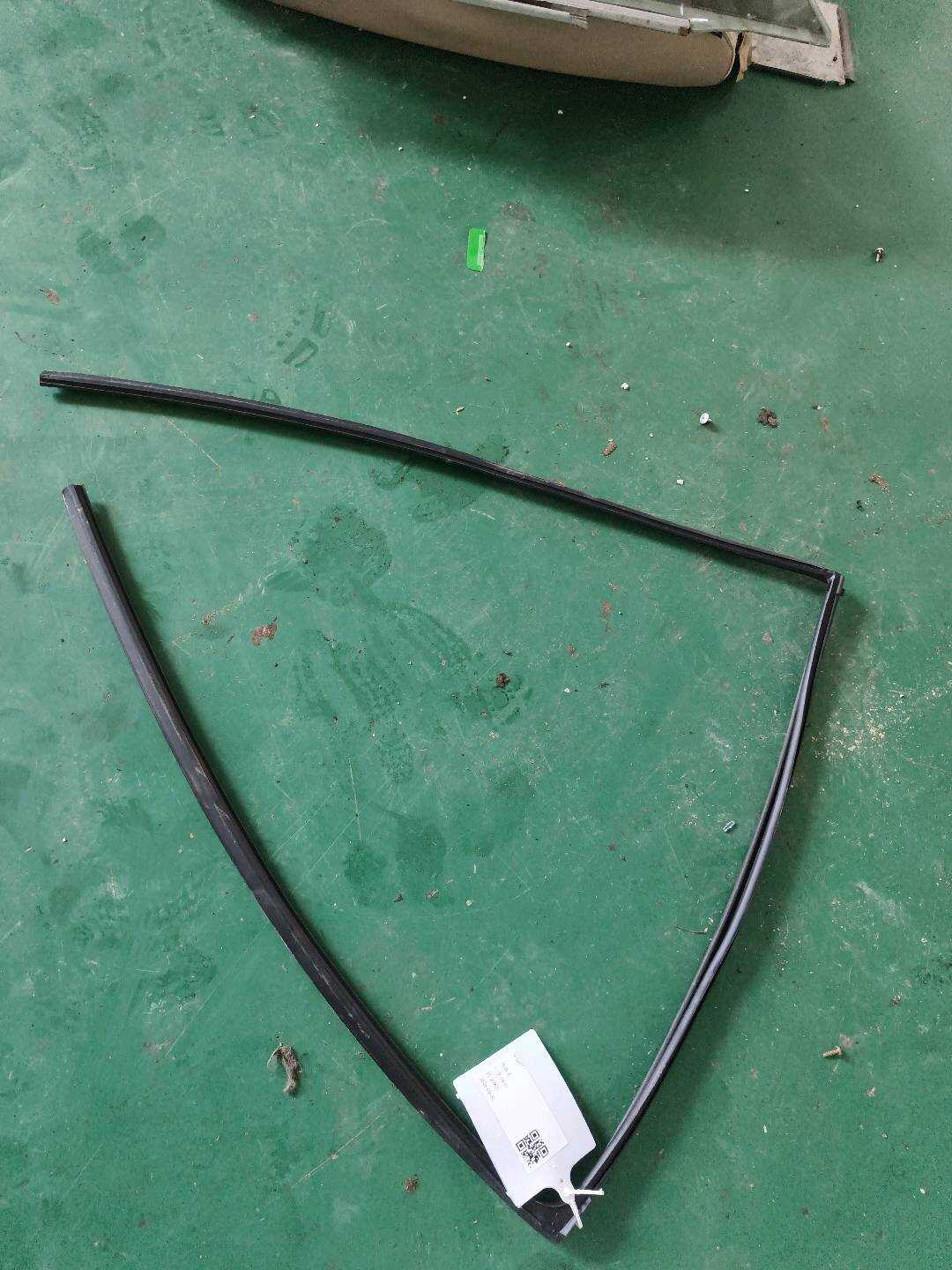 6815248040 后门玻璃绒槽(左)