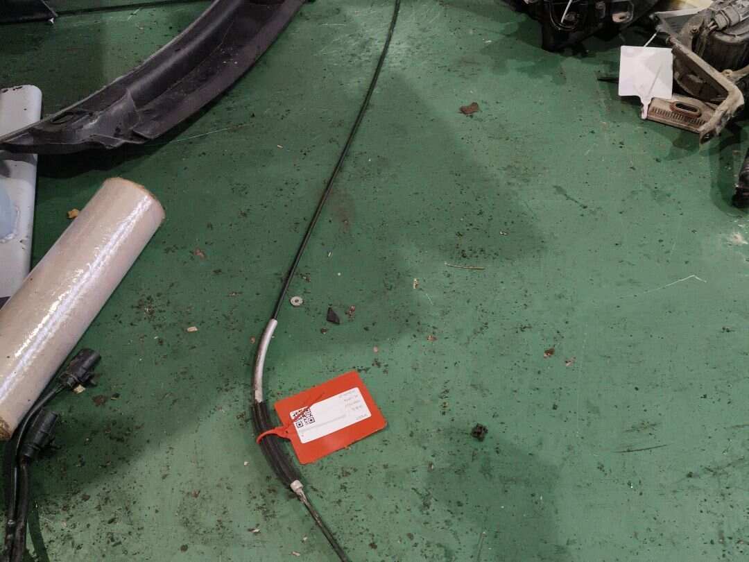 L4F1823531B 前机盖拉线(前)