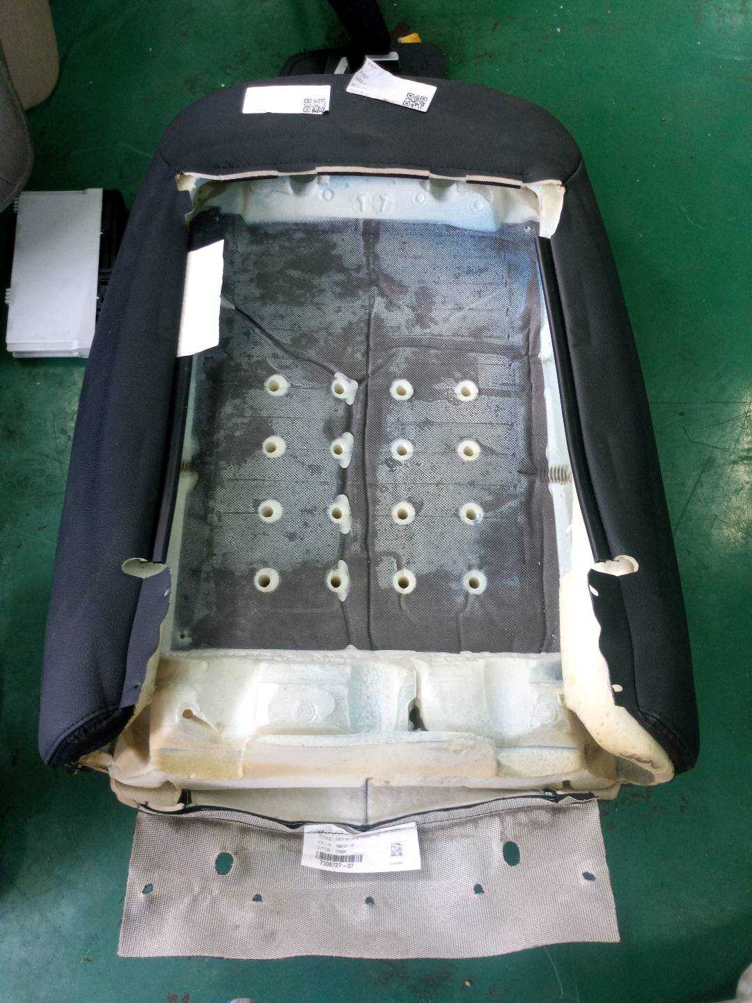 52107303717 驾驶员座椅靠背面罩