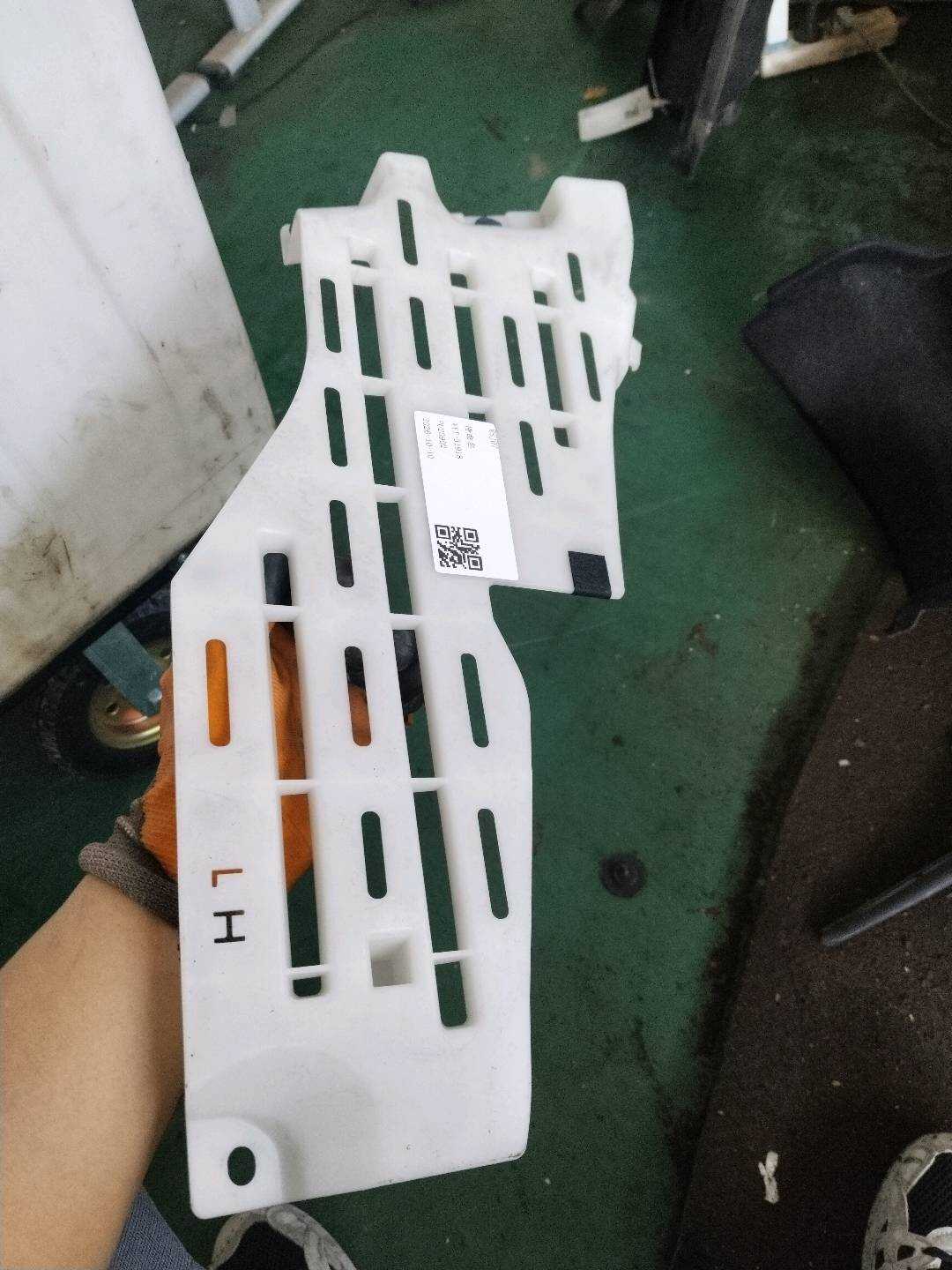 5854433070 Left Carpet Bracket