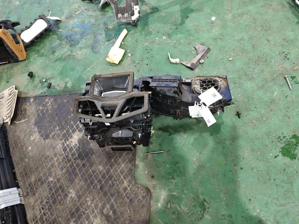 64119361729 Heater Housing