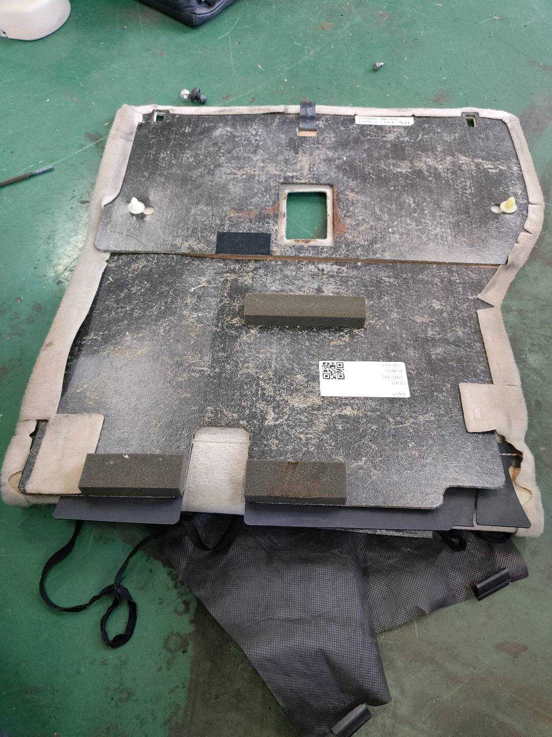 7189048210A0 后排左侧座椅靠背板毡垫总成