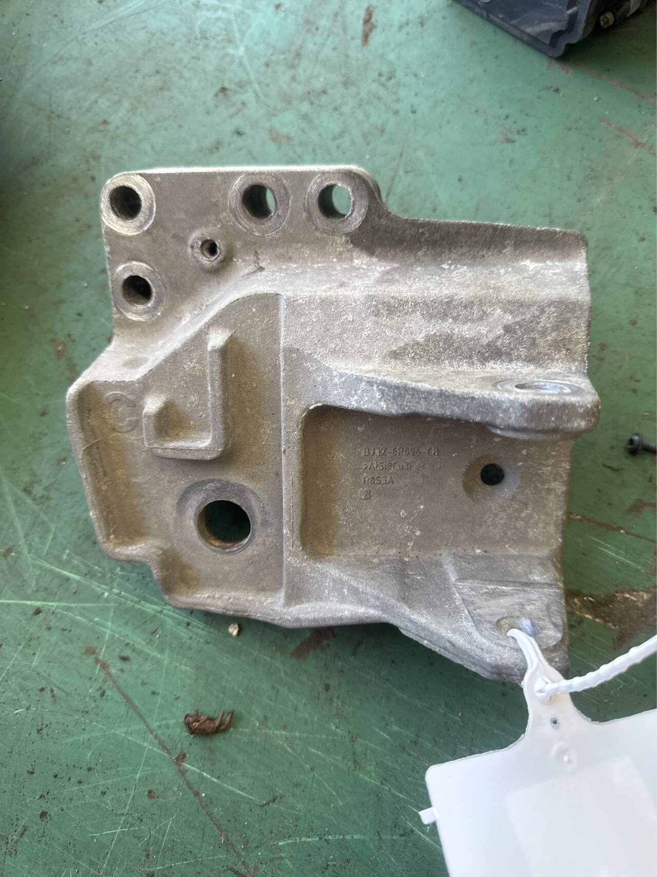 LR037029 Engine Bracket, Right